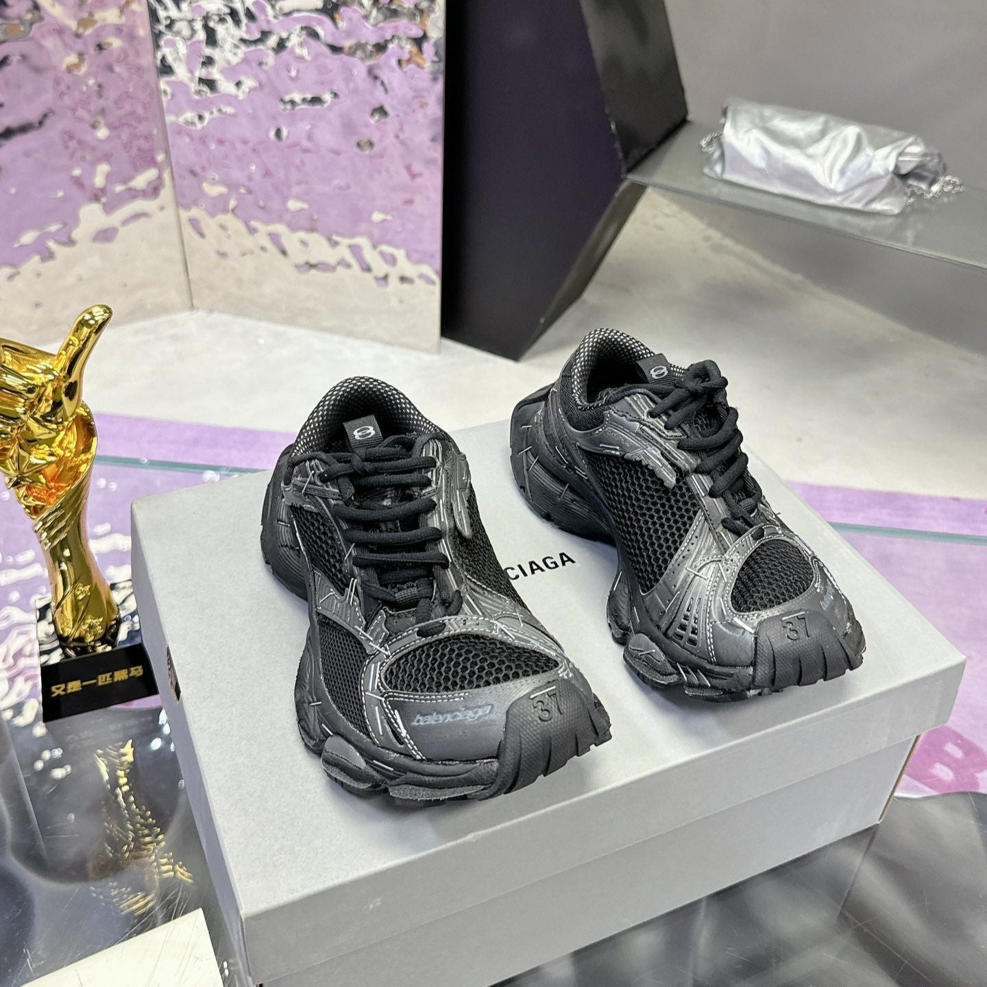 B-Sneakers