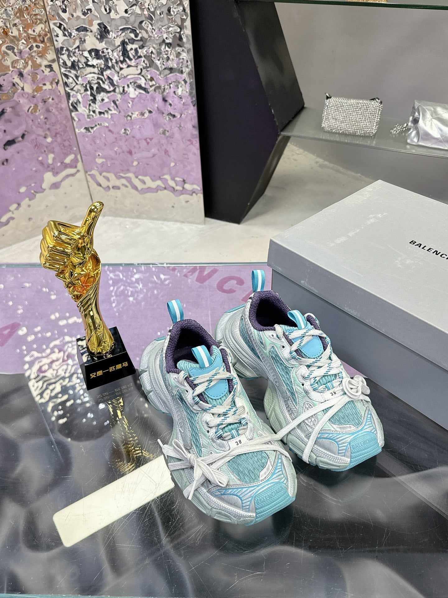 B-Sneakers