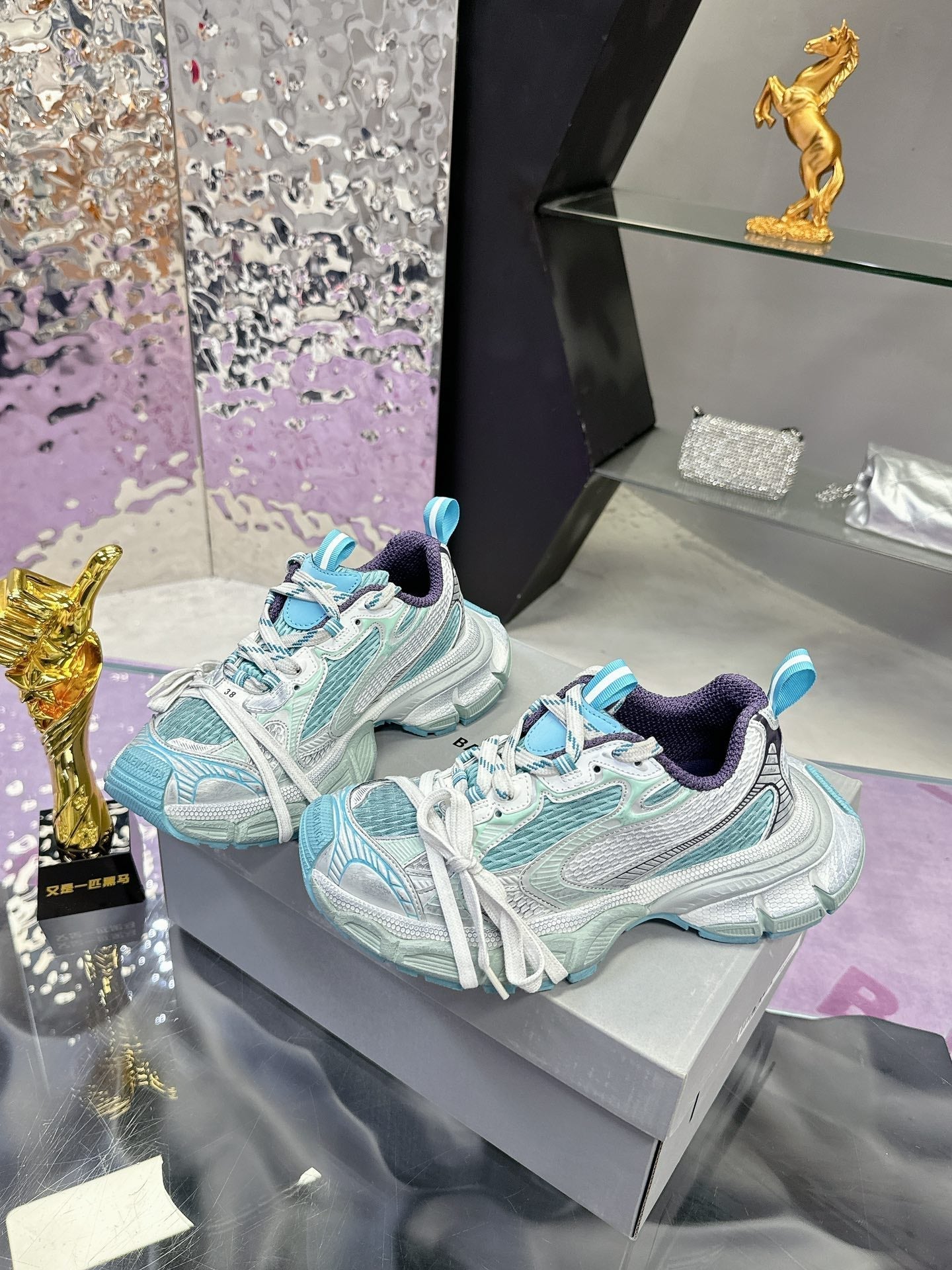 B-Sneakers
