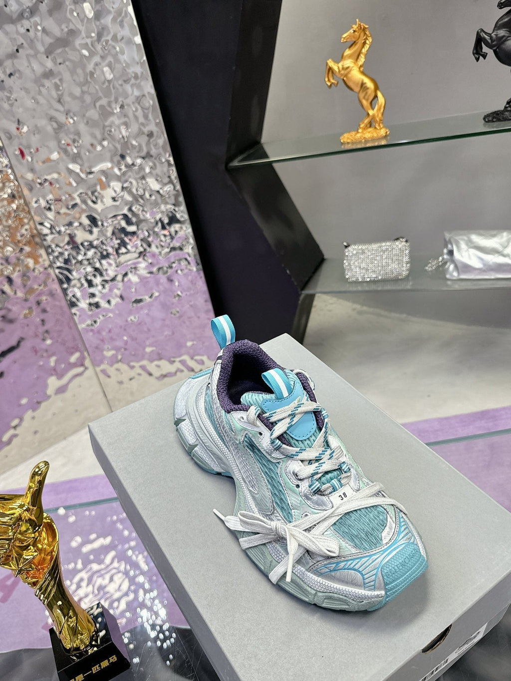 B-Sneakers