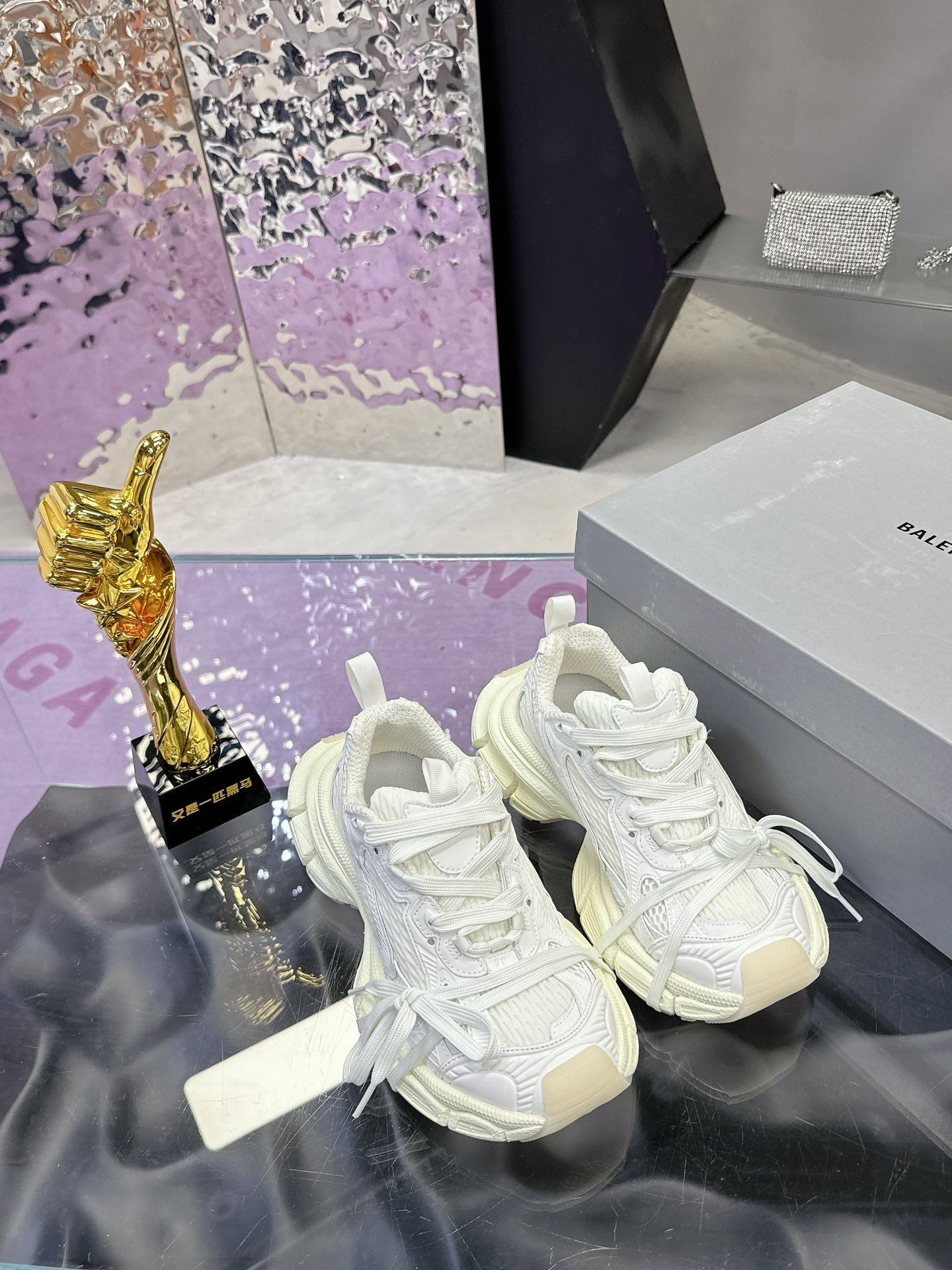 B-Sneakers