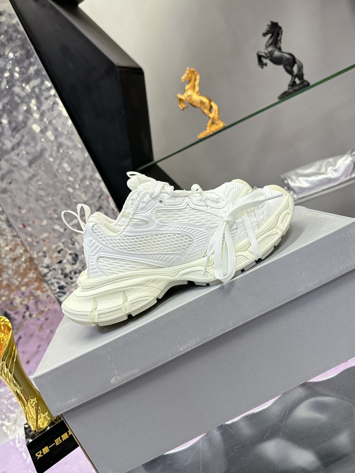 B-Sneakers