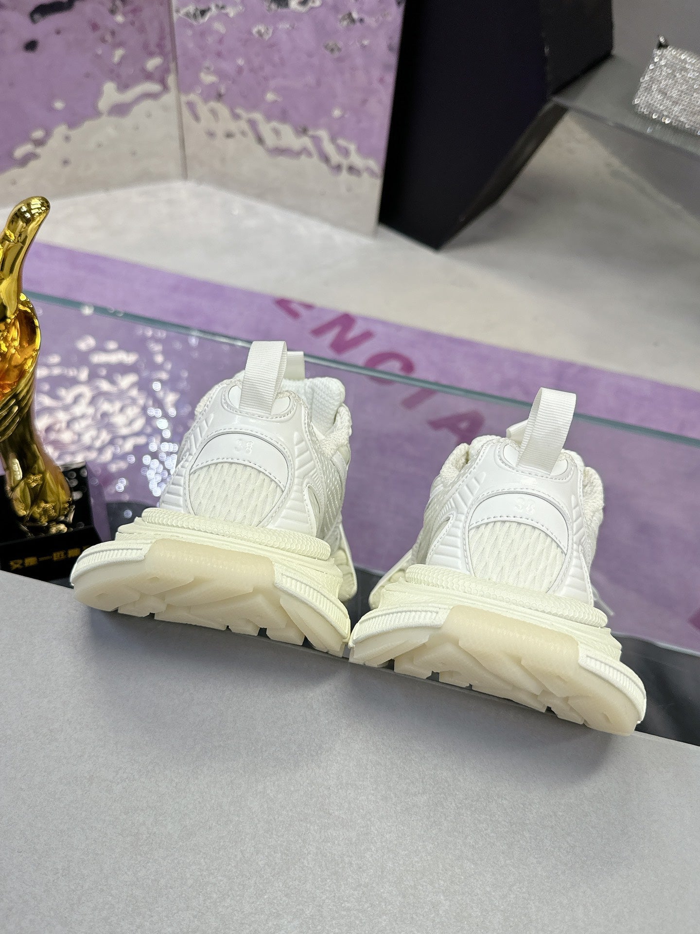 B-Sneakers