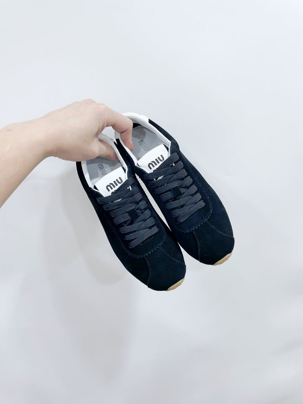 M-Sneakers