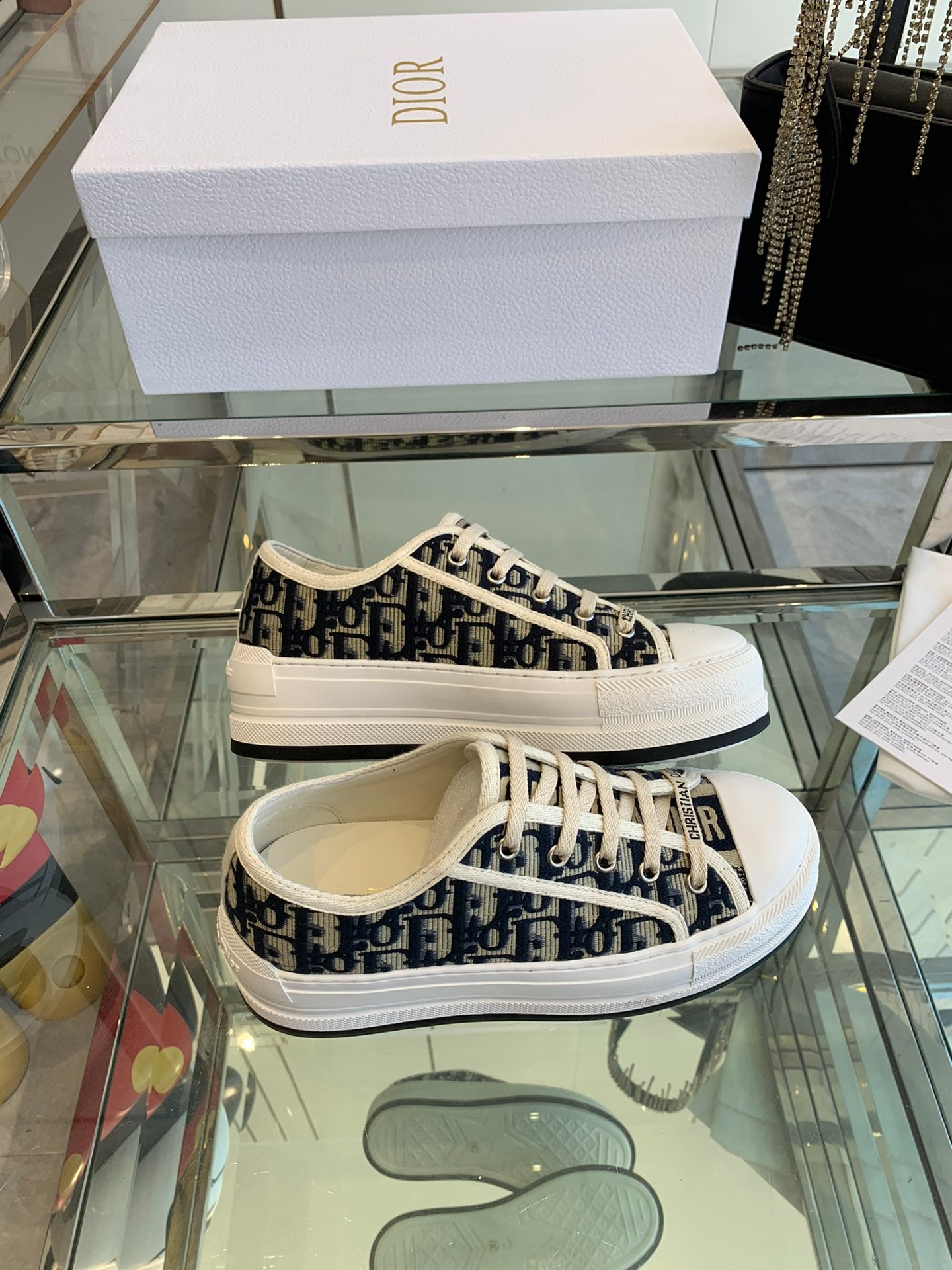 D-Sneakers