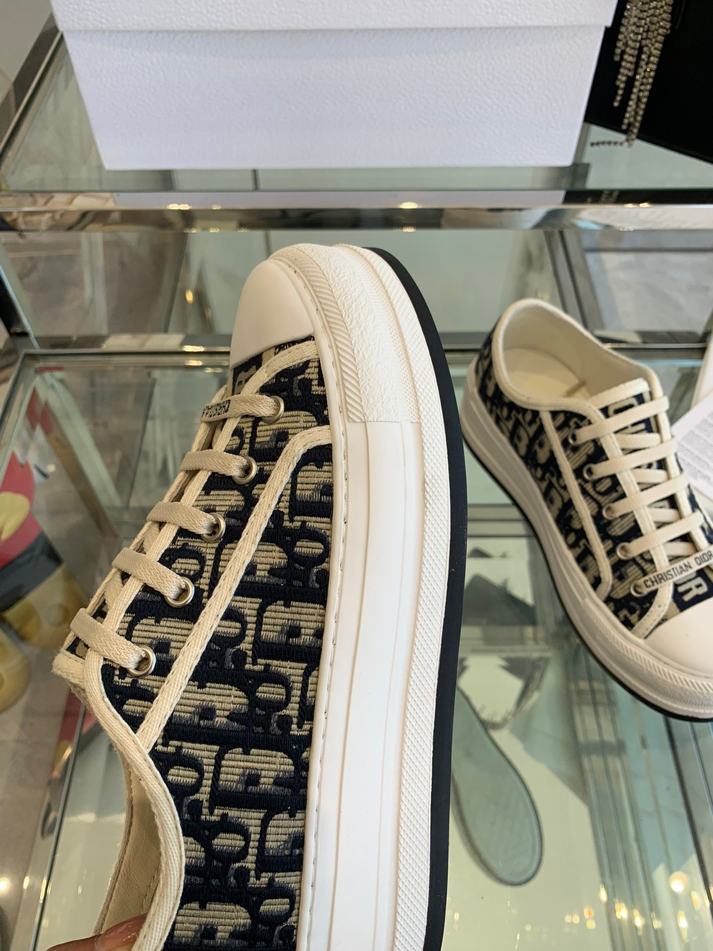 D-Sneakers