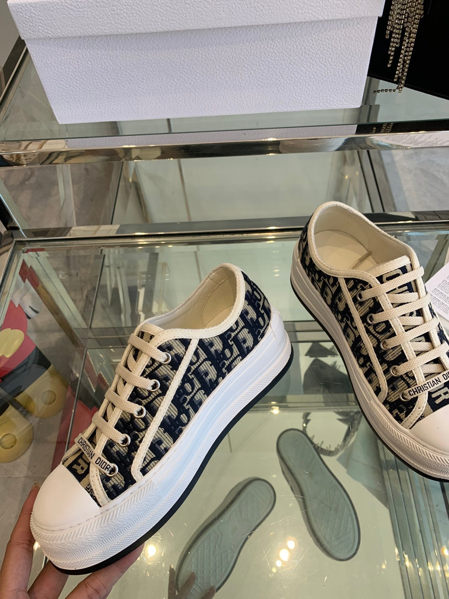 D-Sneakers