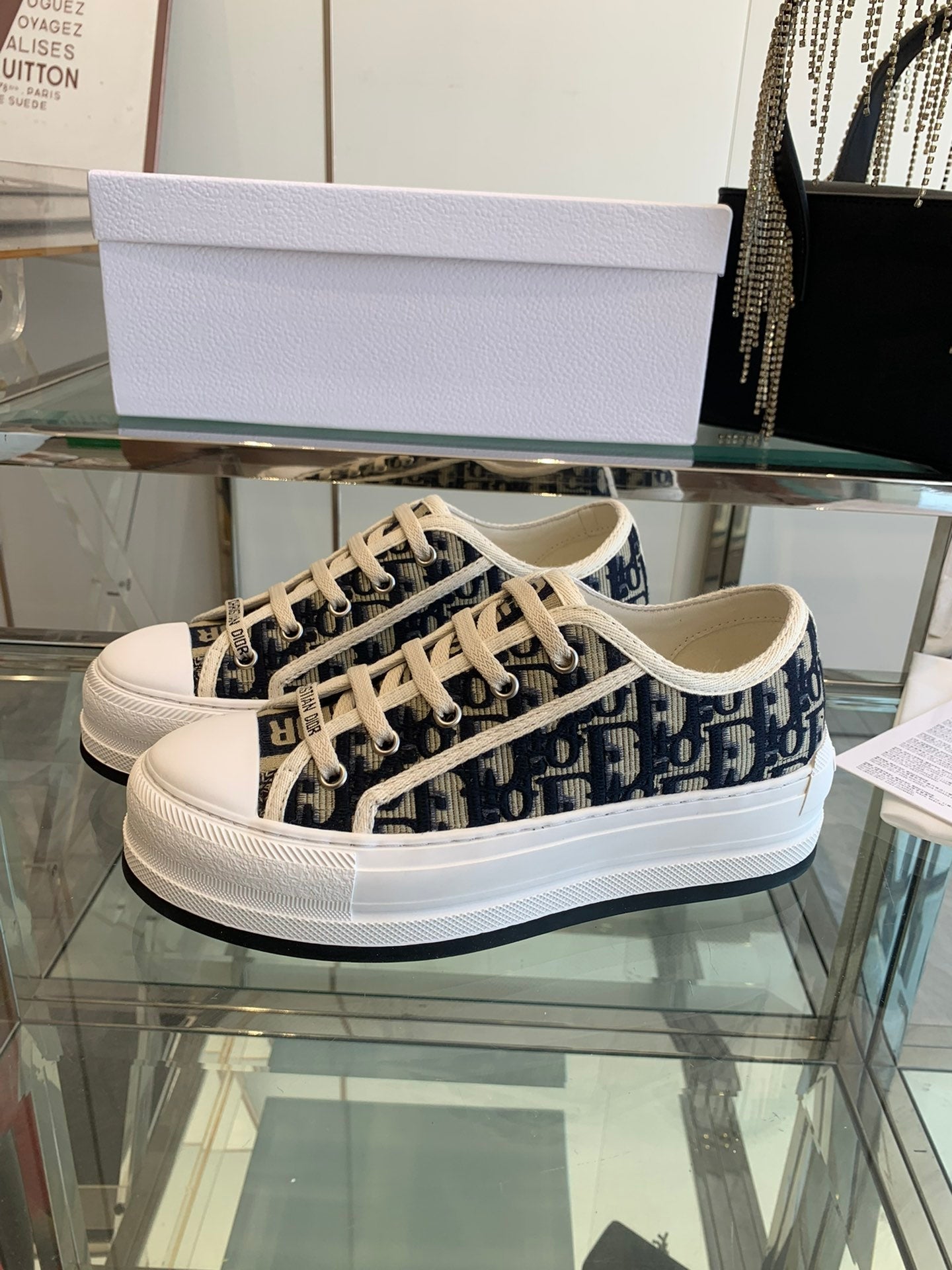D-Sneakers