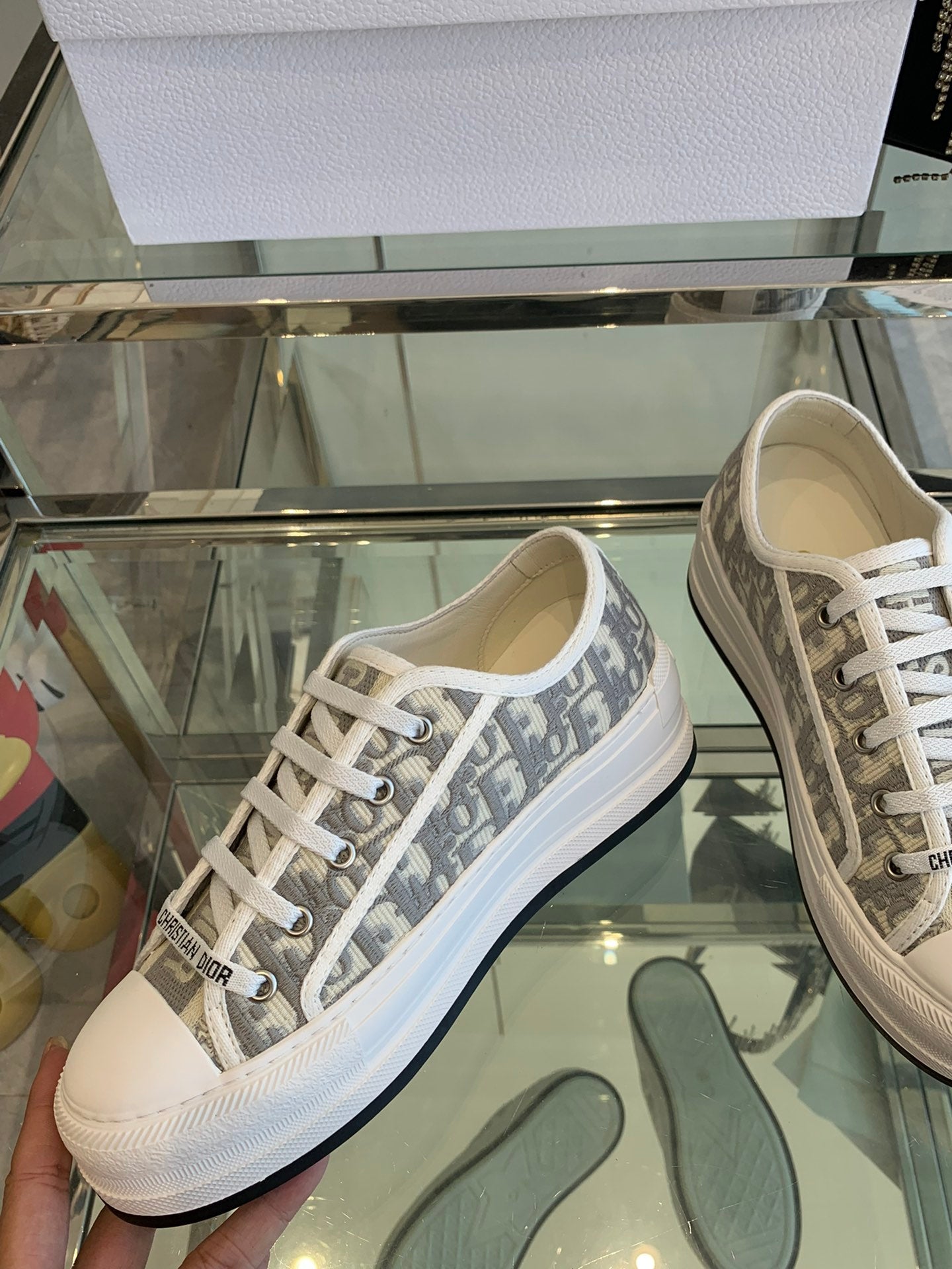 D-Sneakers