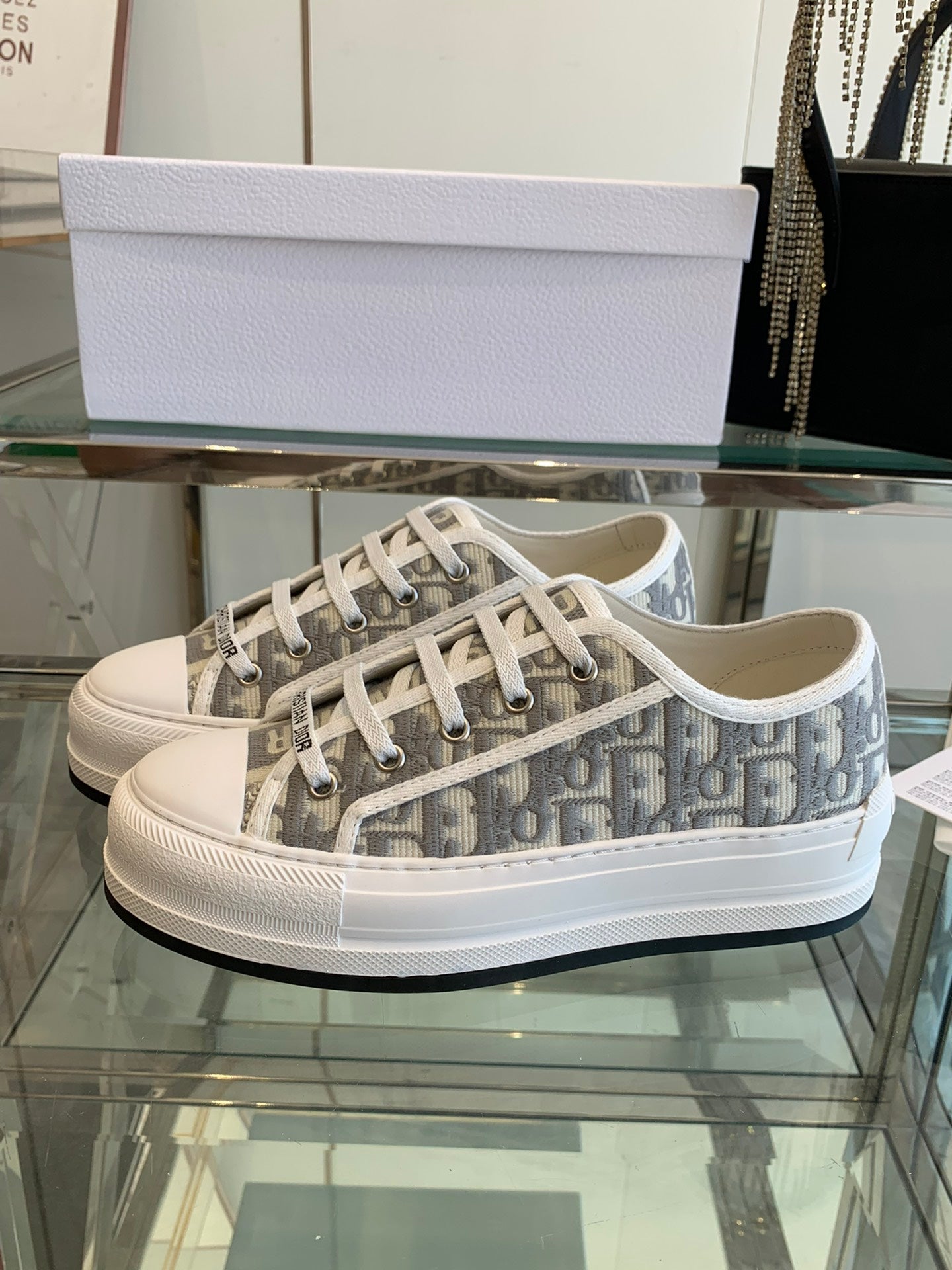 D-Sneakers