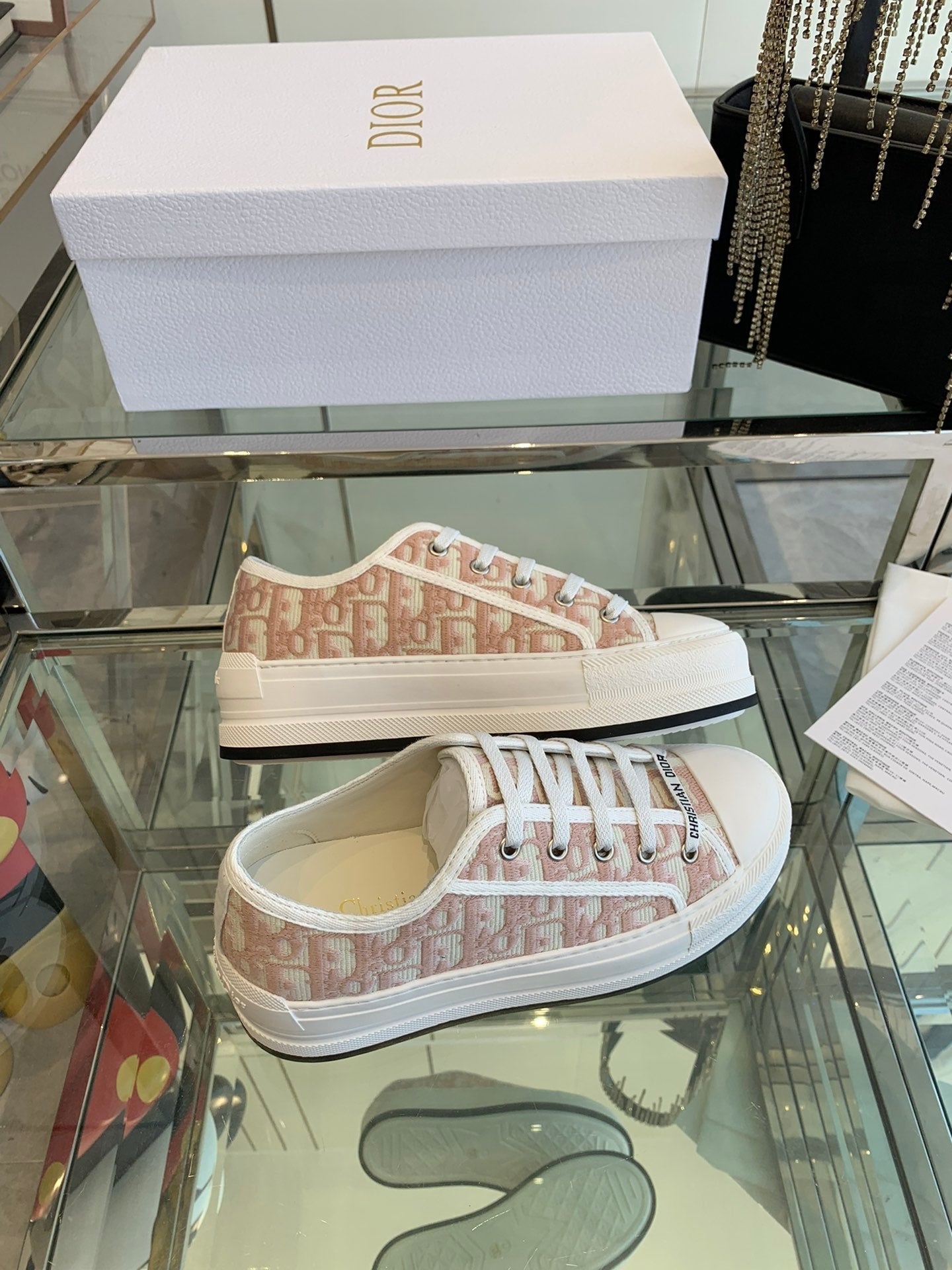D-Sneakers