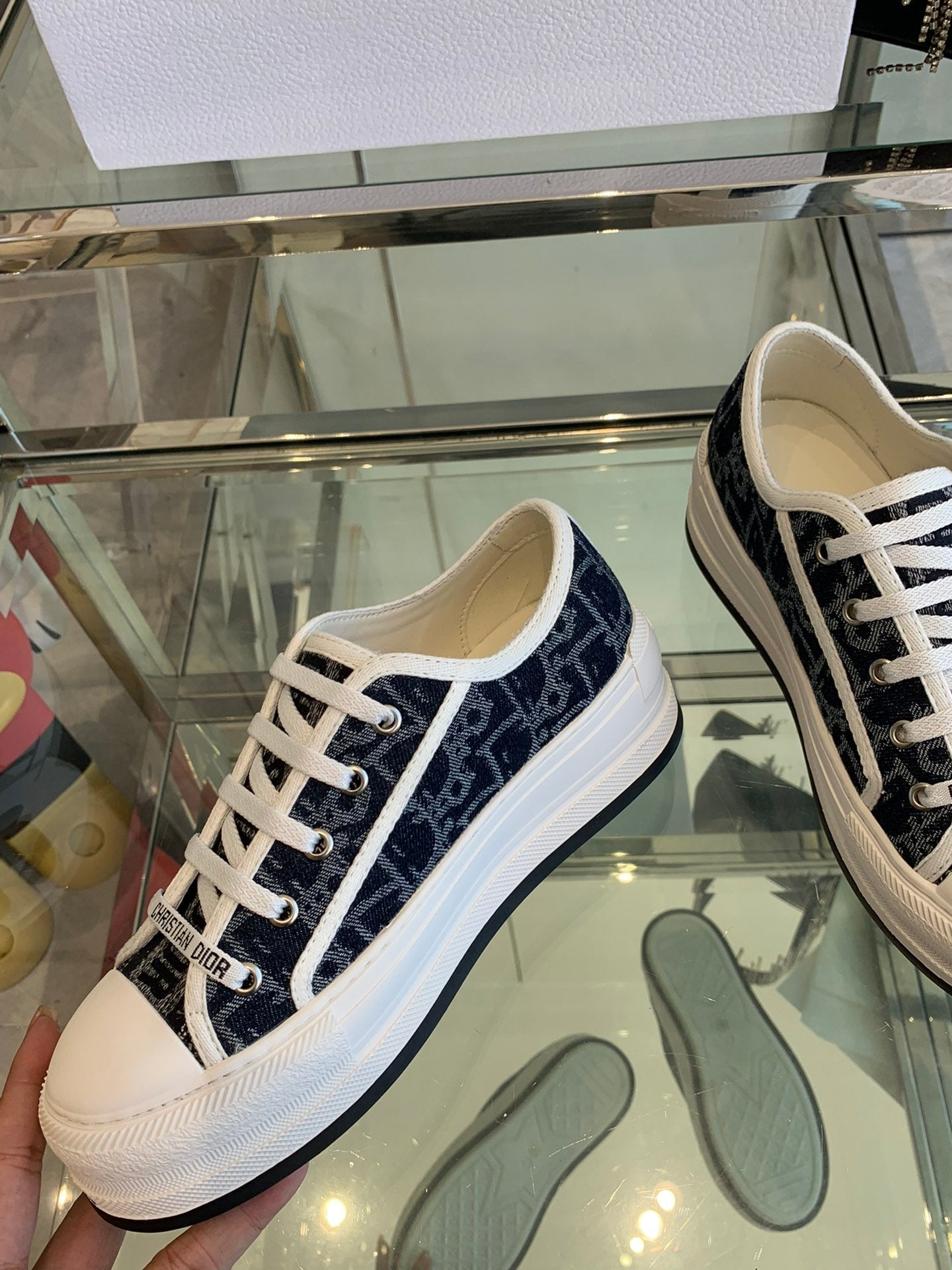 D-Sneakers