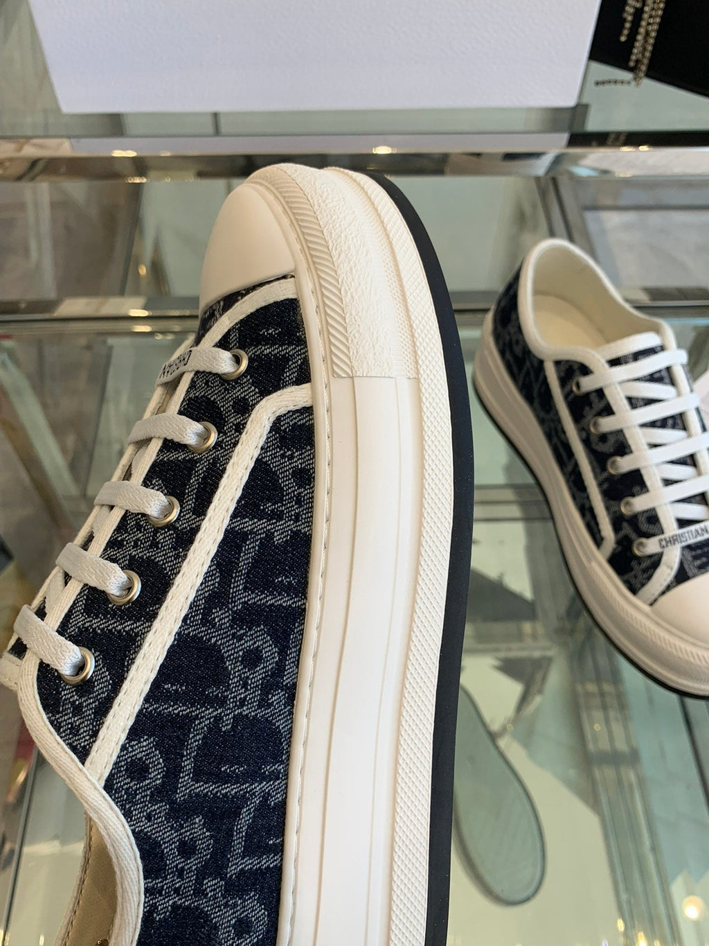 D-Sneakers