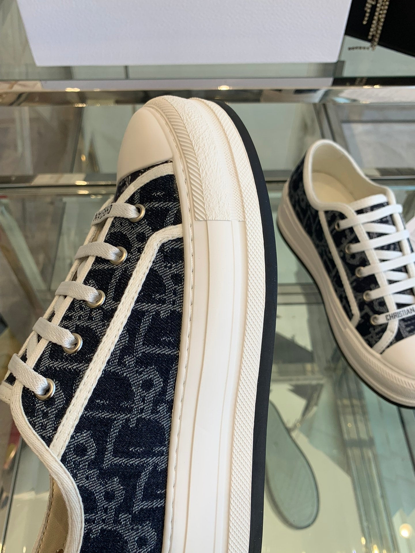 D-Sneakers