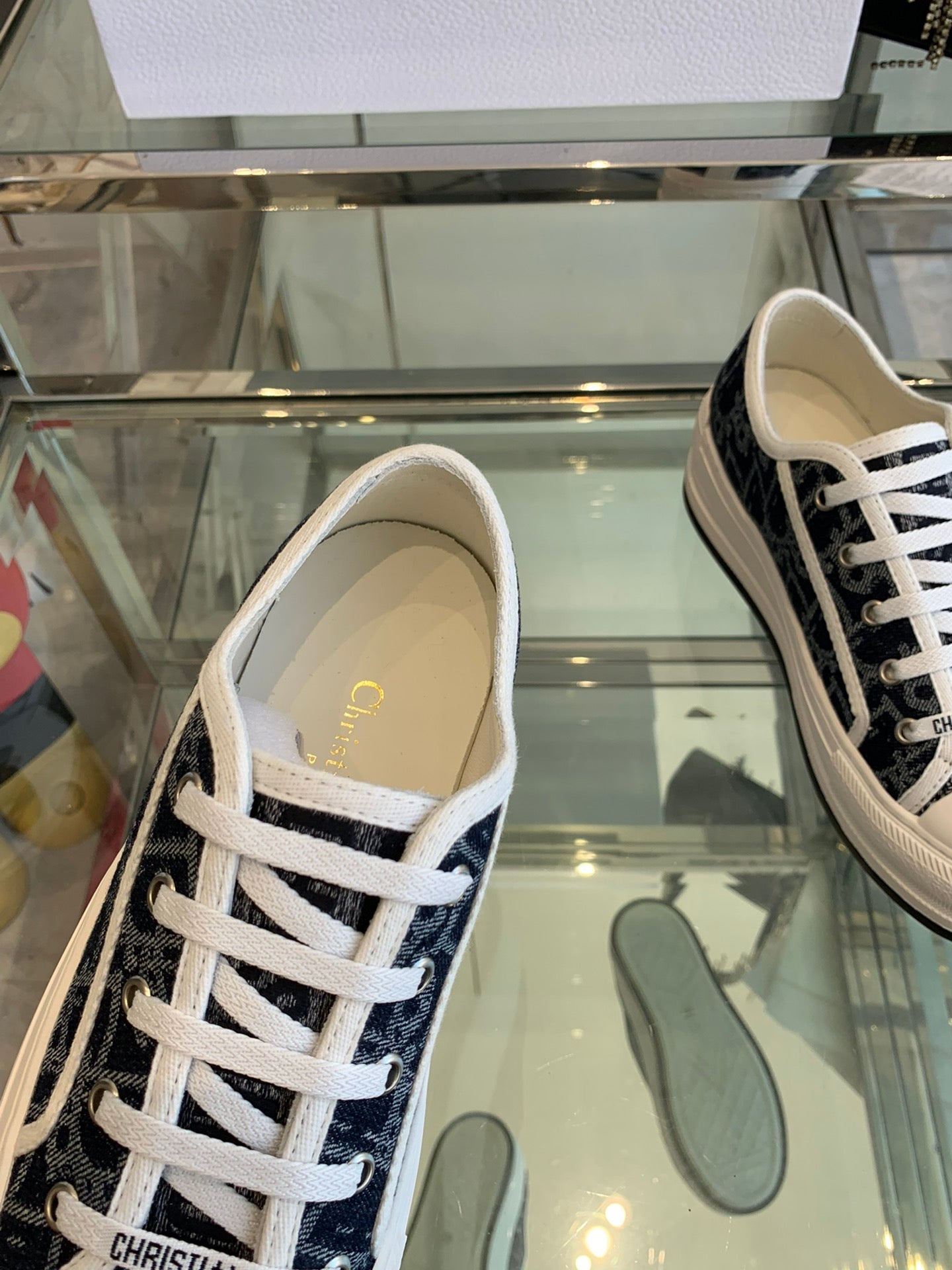 D-Sneakers