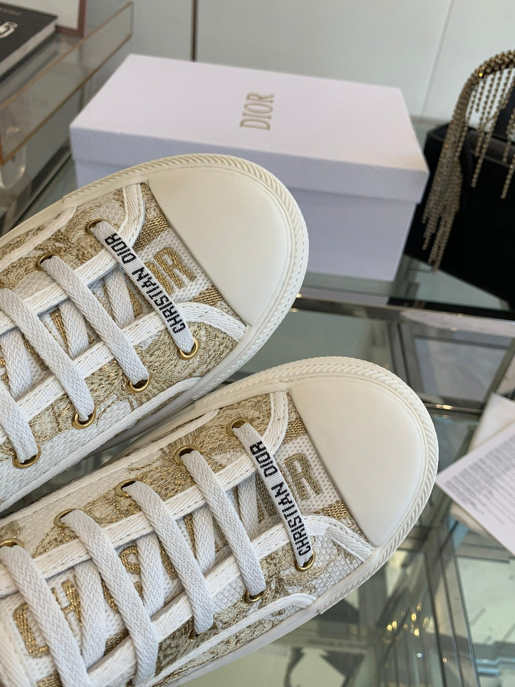 D-Sneakers