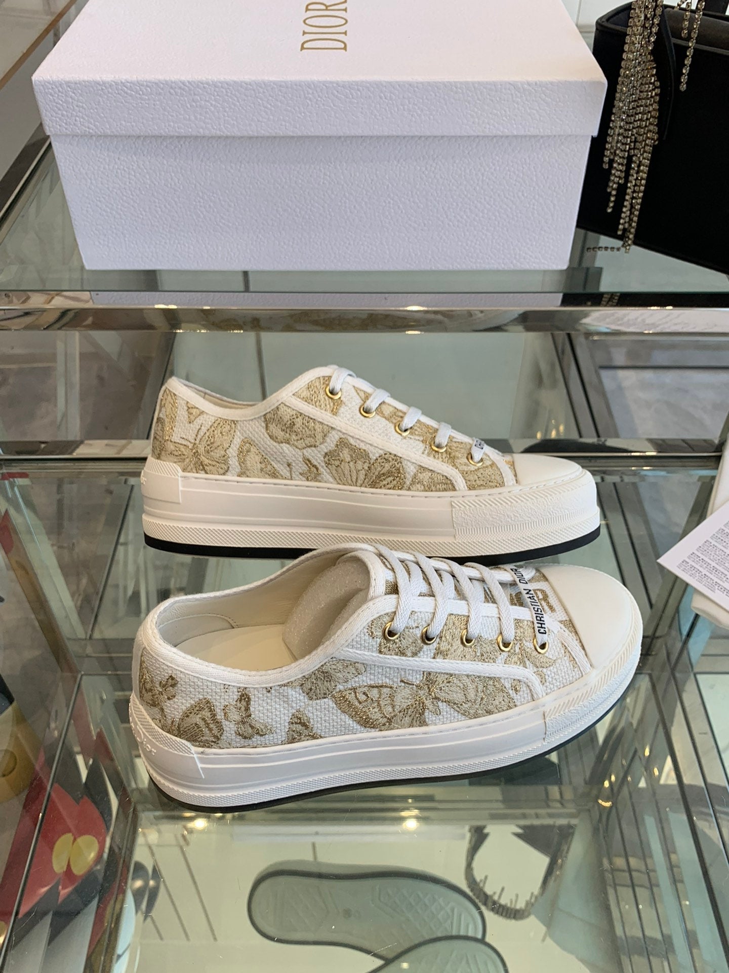 D-Sneakers