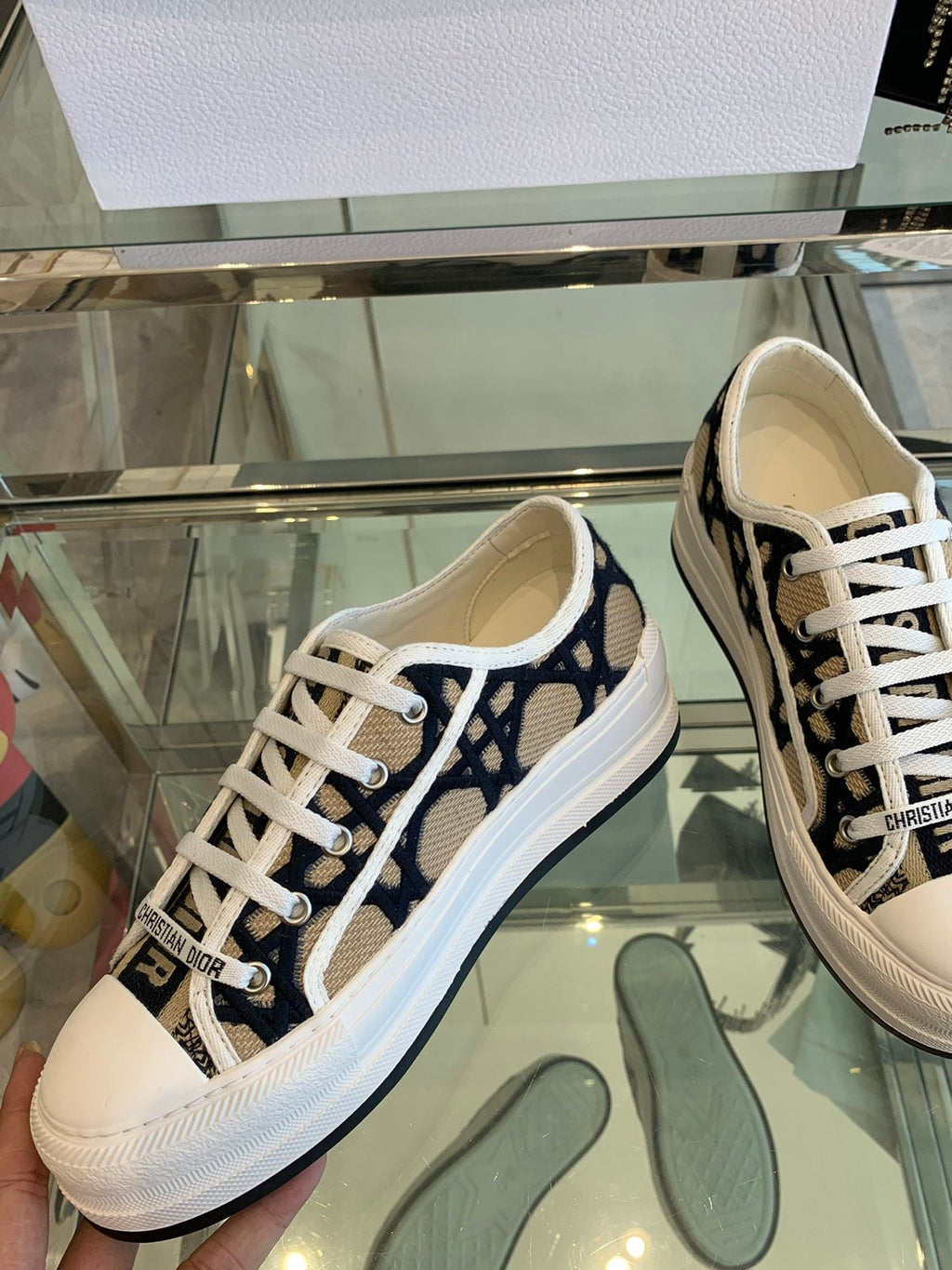 D-Sneakers