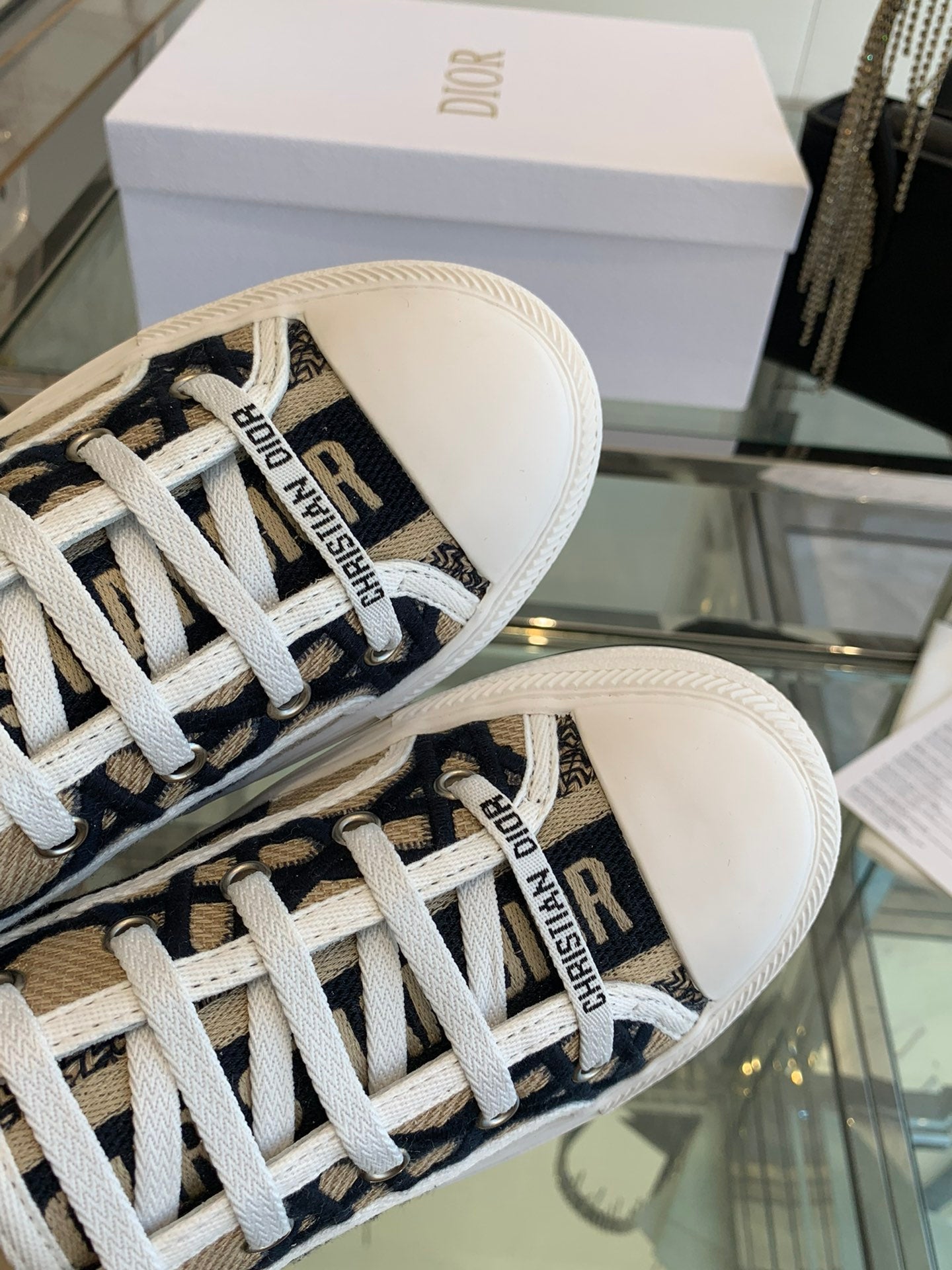 D-Sneakers