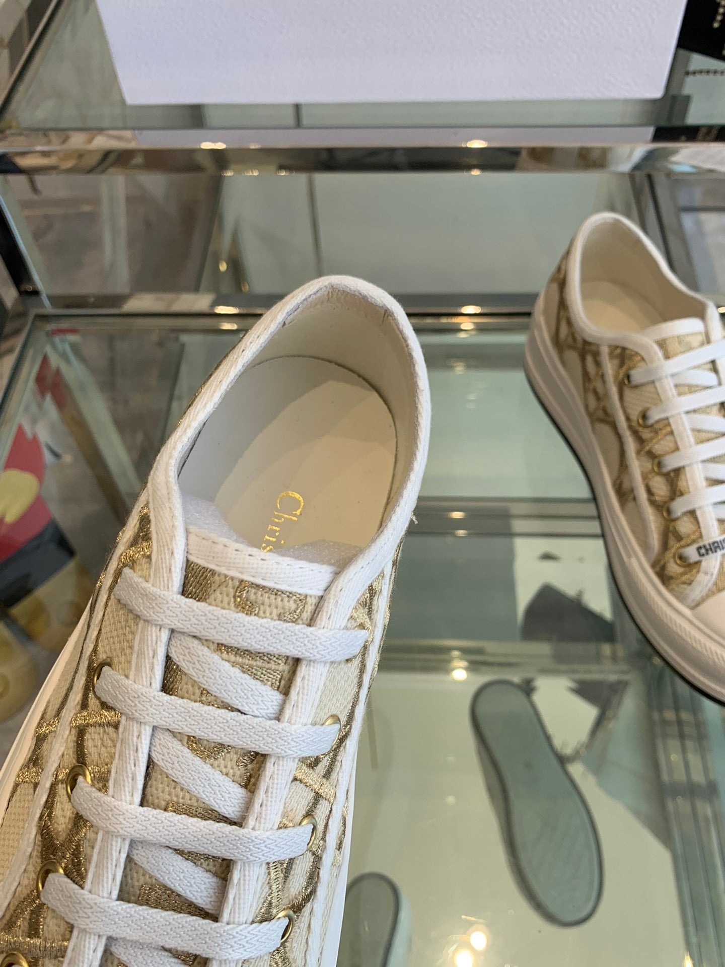 D-Sneakers