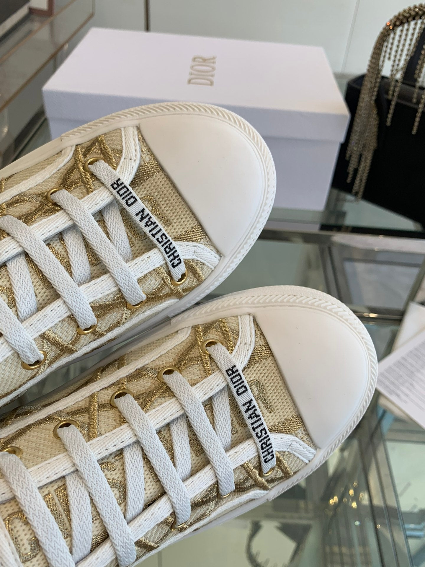 D-Sneakers