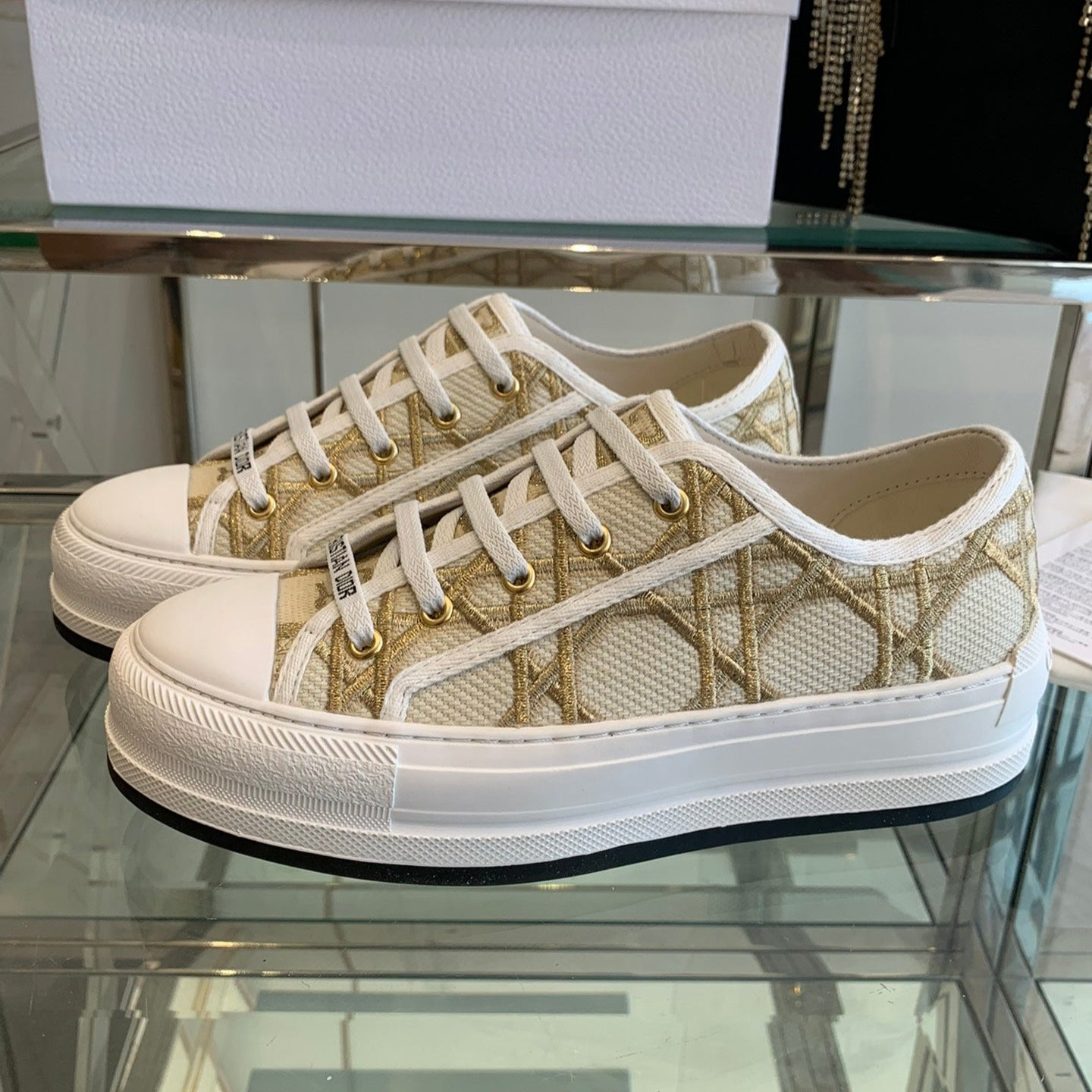 D-Sneakers