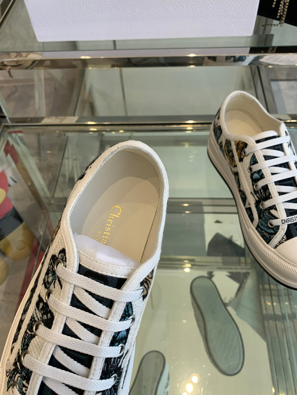 D-Sneakers