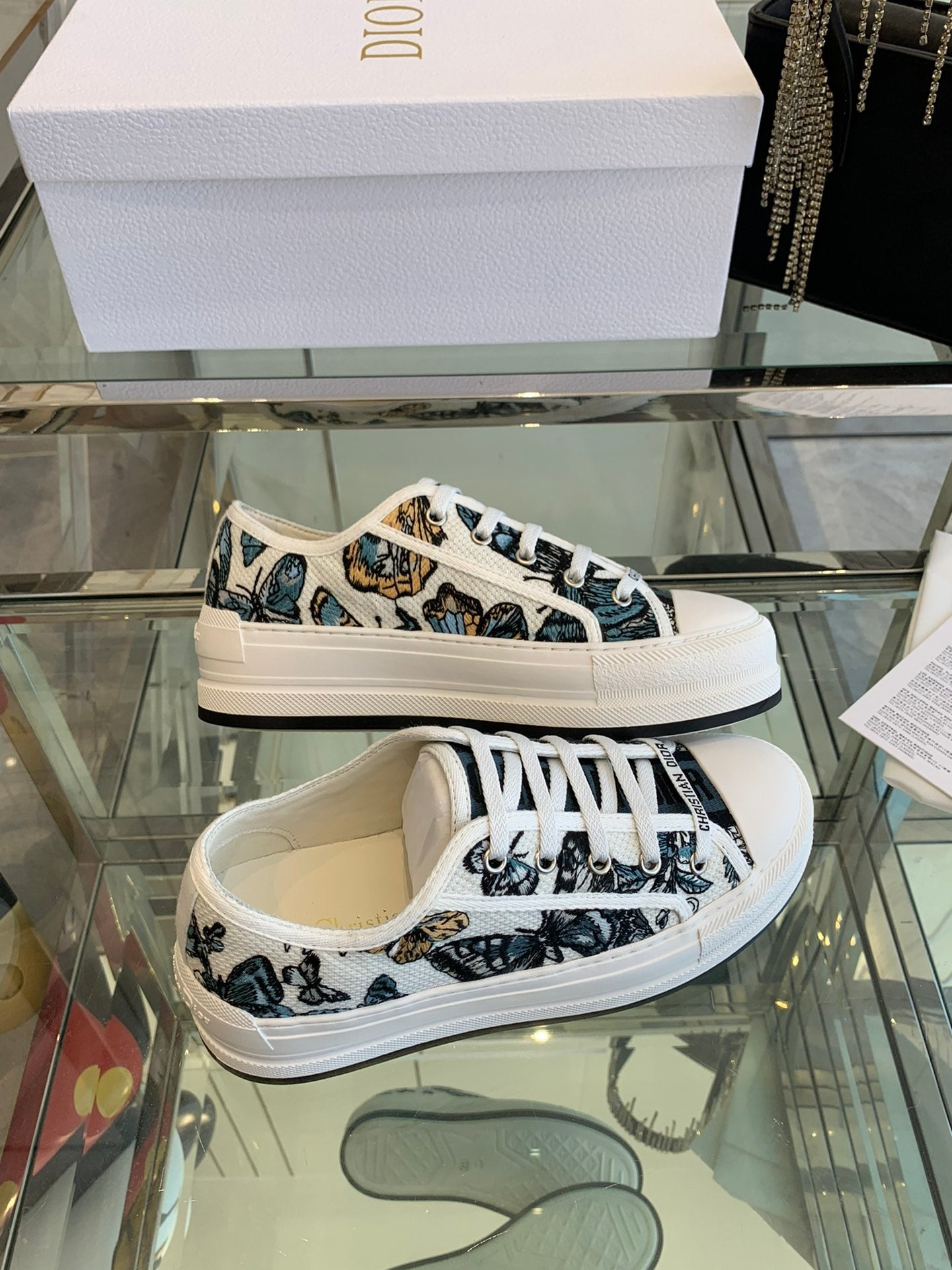D-Sneakers