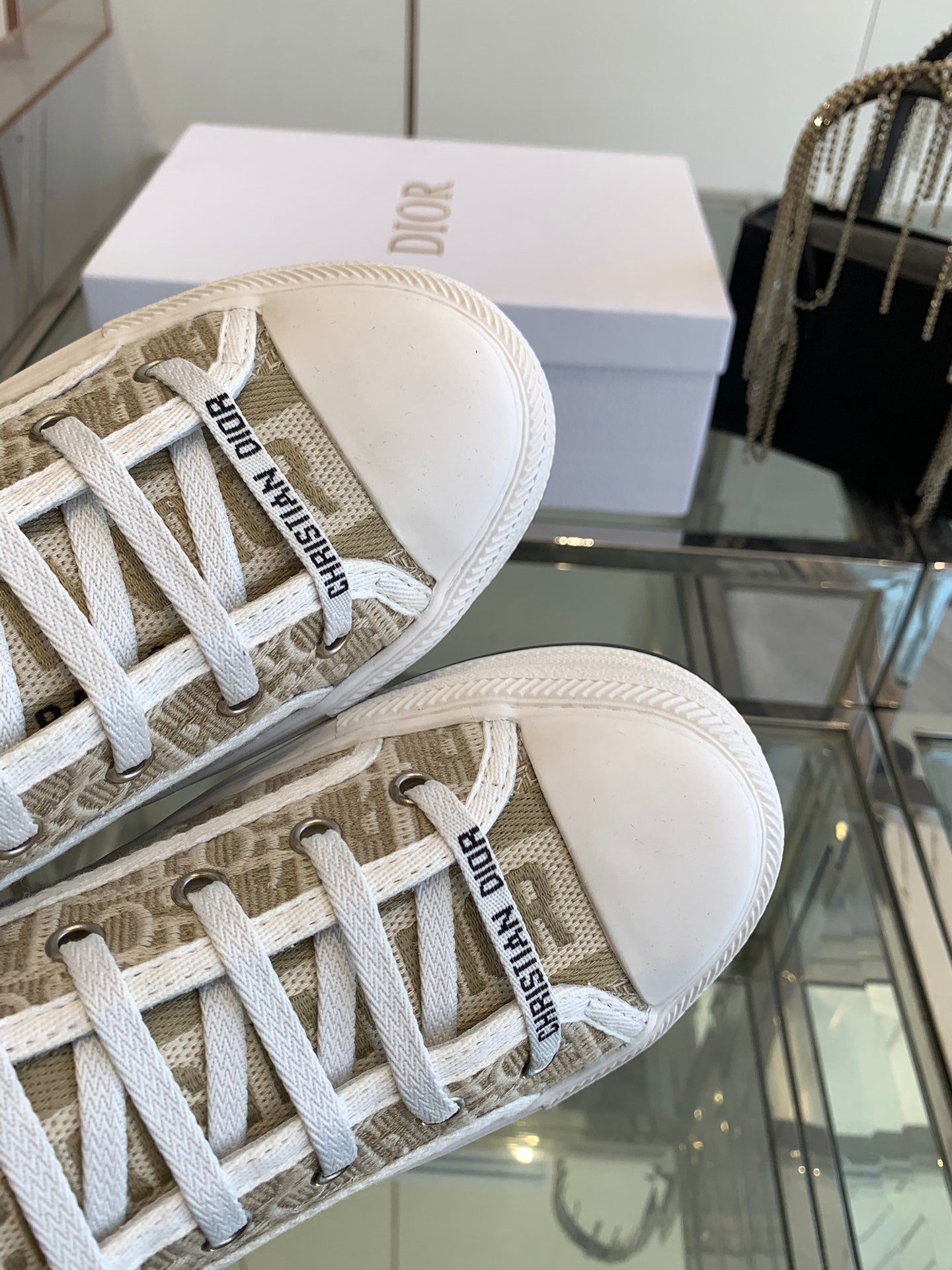 D-Sneakers