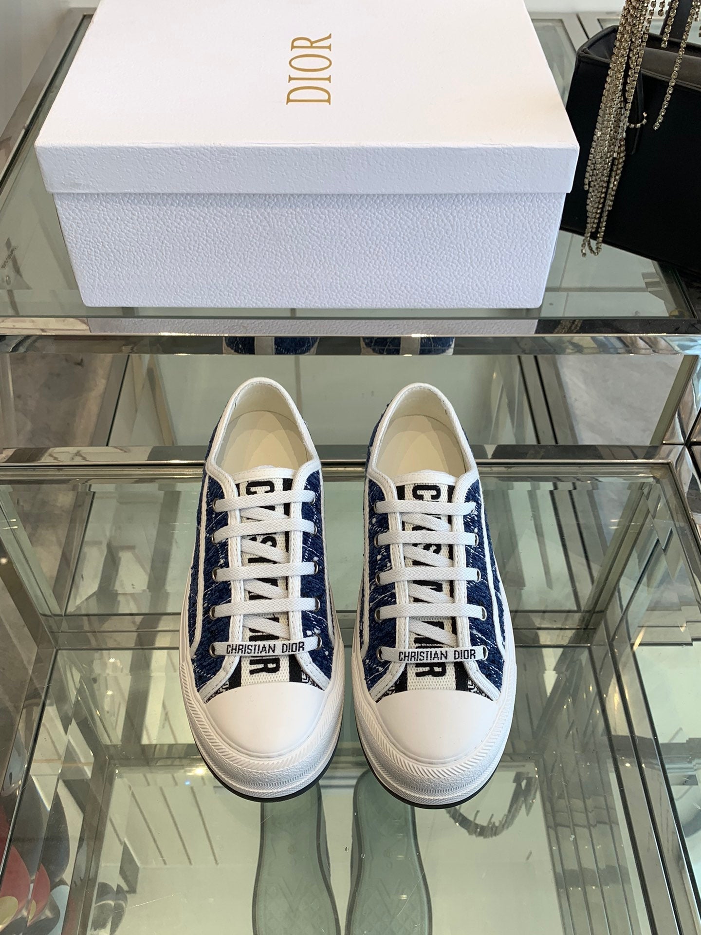 D-Sneakers