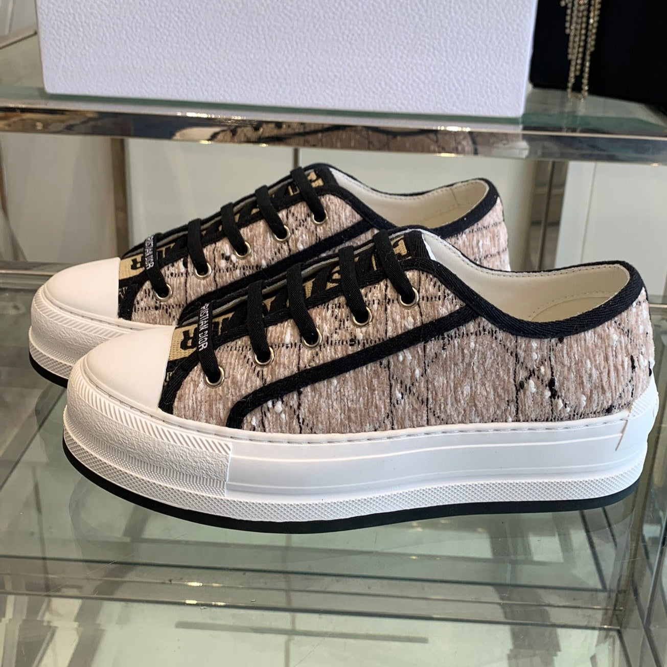 D-Sneakers
