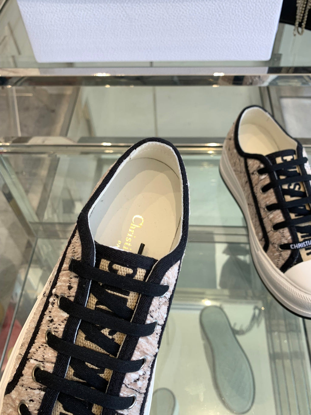D-Sneakers