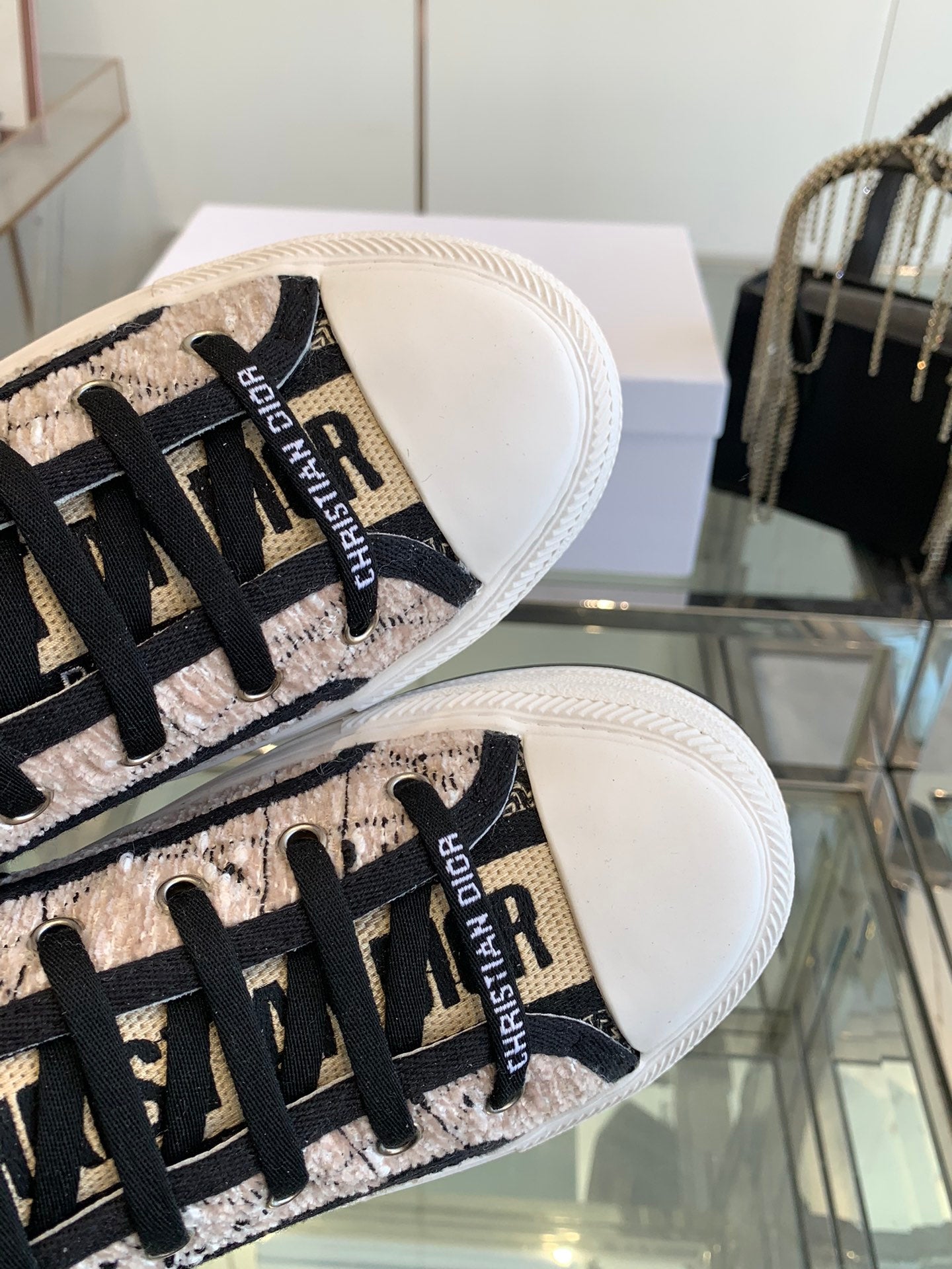 D-Sneakers