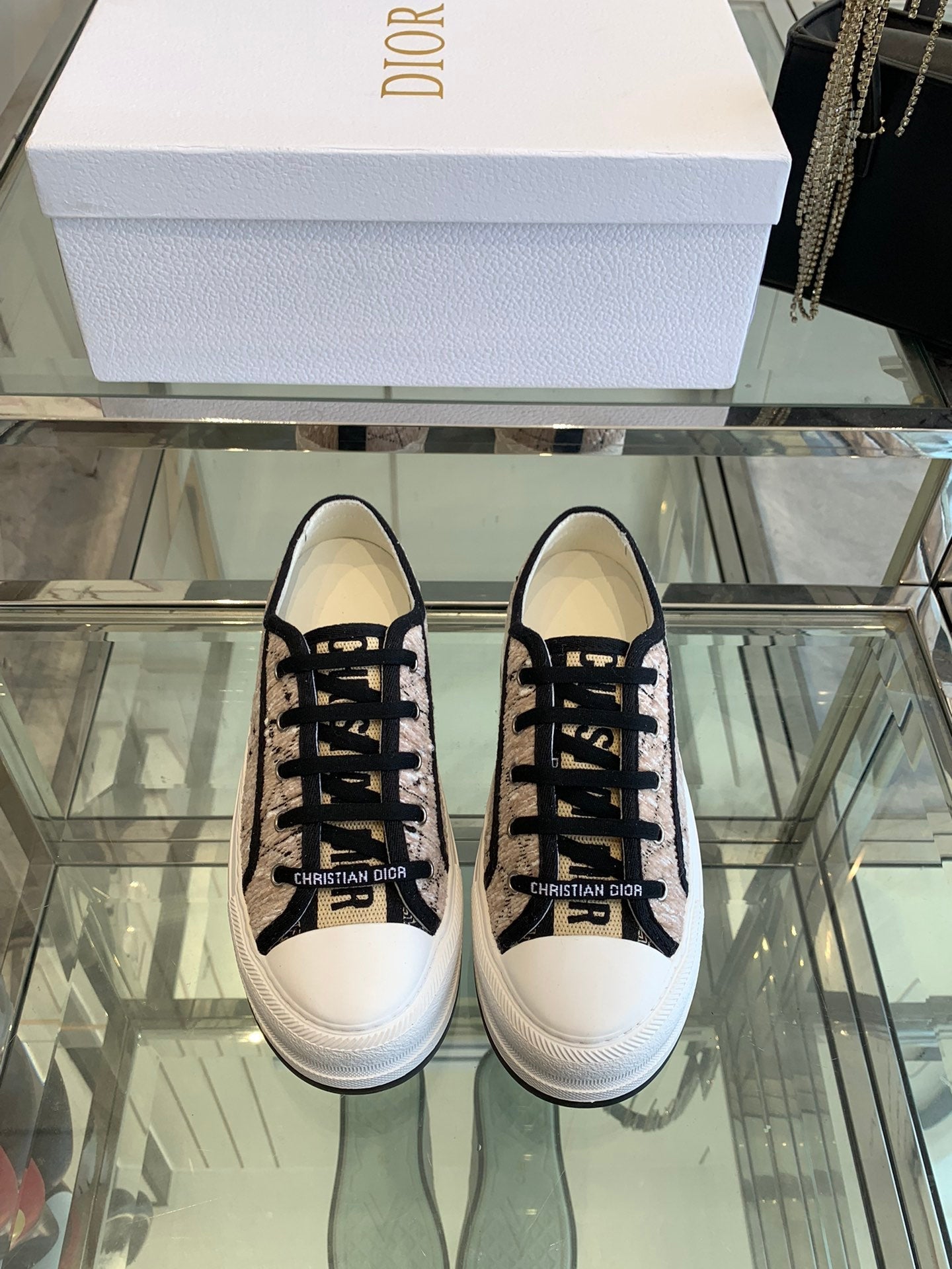 D-Sneakers