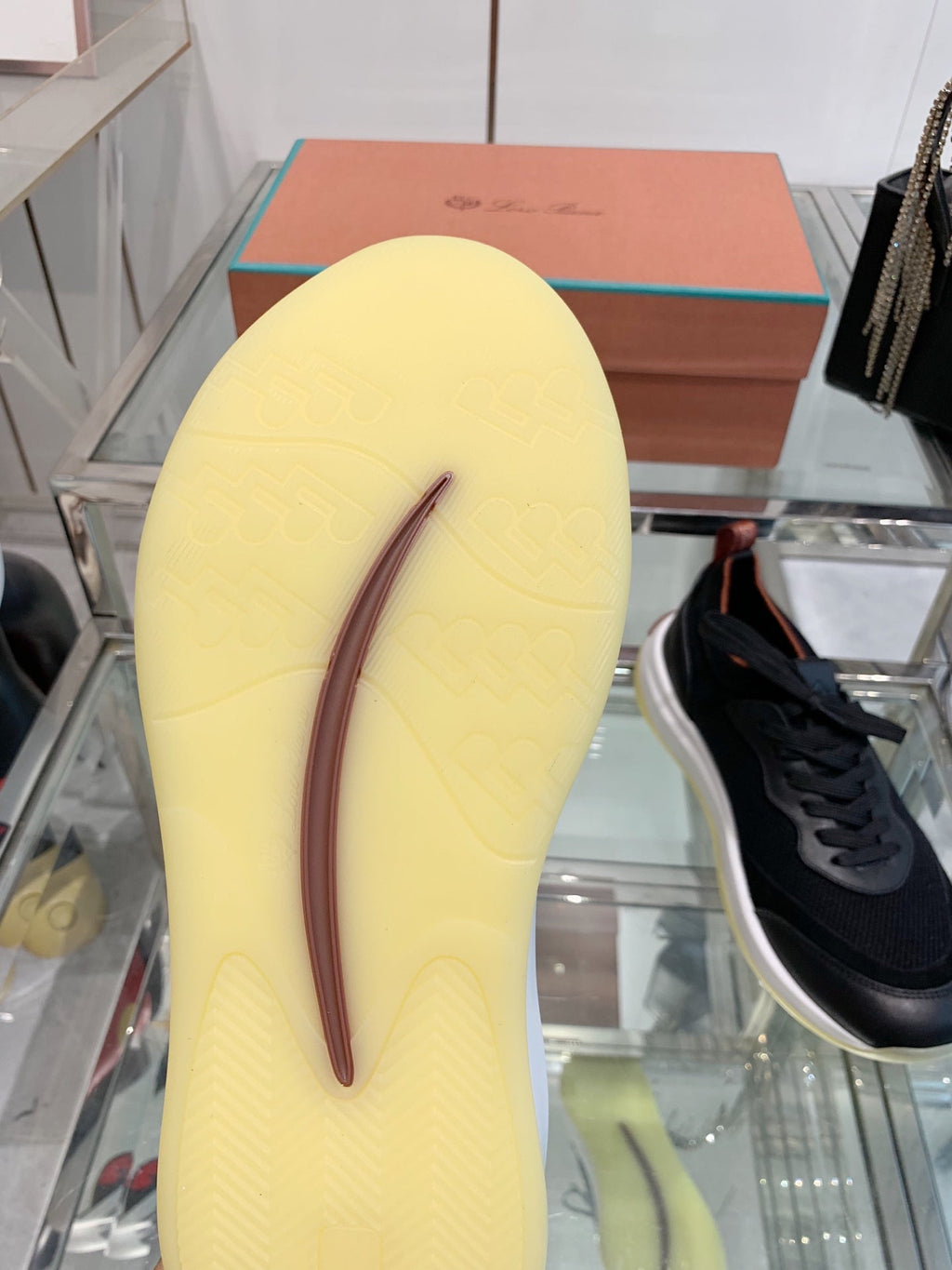 L-Sneakers