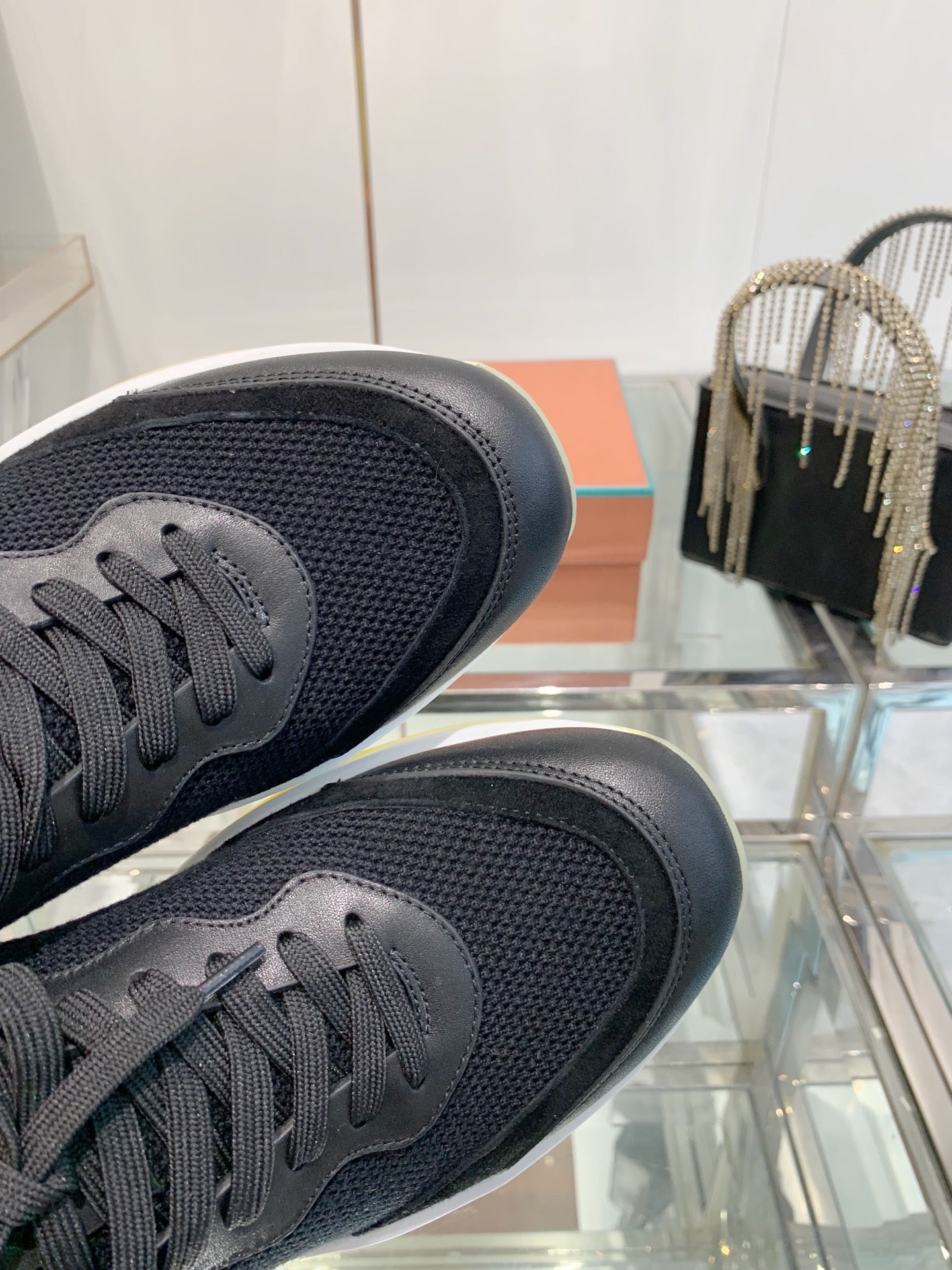 L-Sneakers