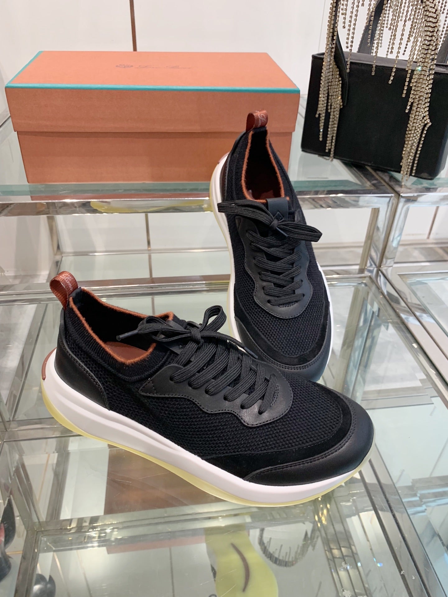L-Sneakers