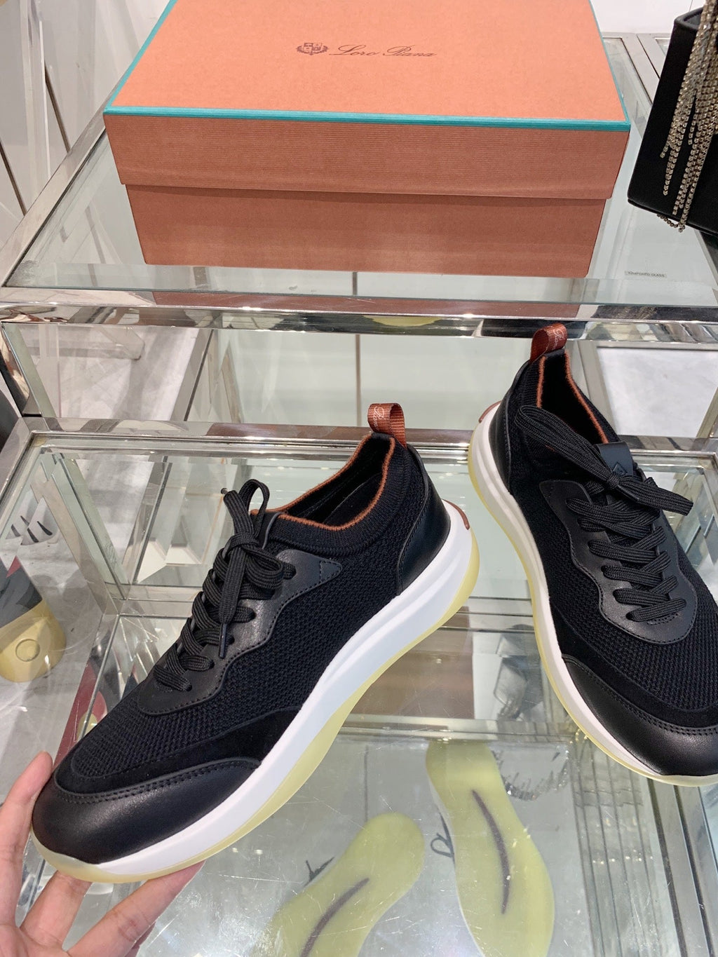 L-Sneakers