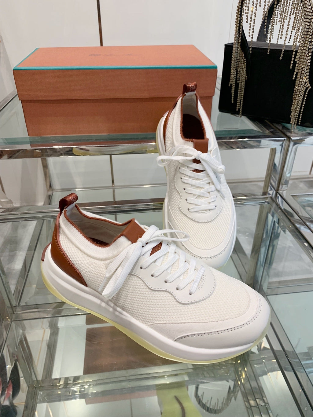 L-Sneakers