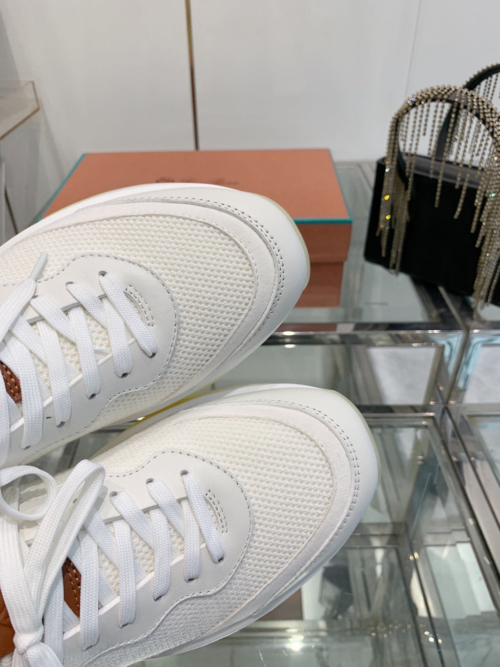 L-Sneakers