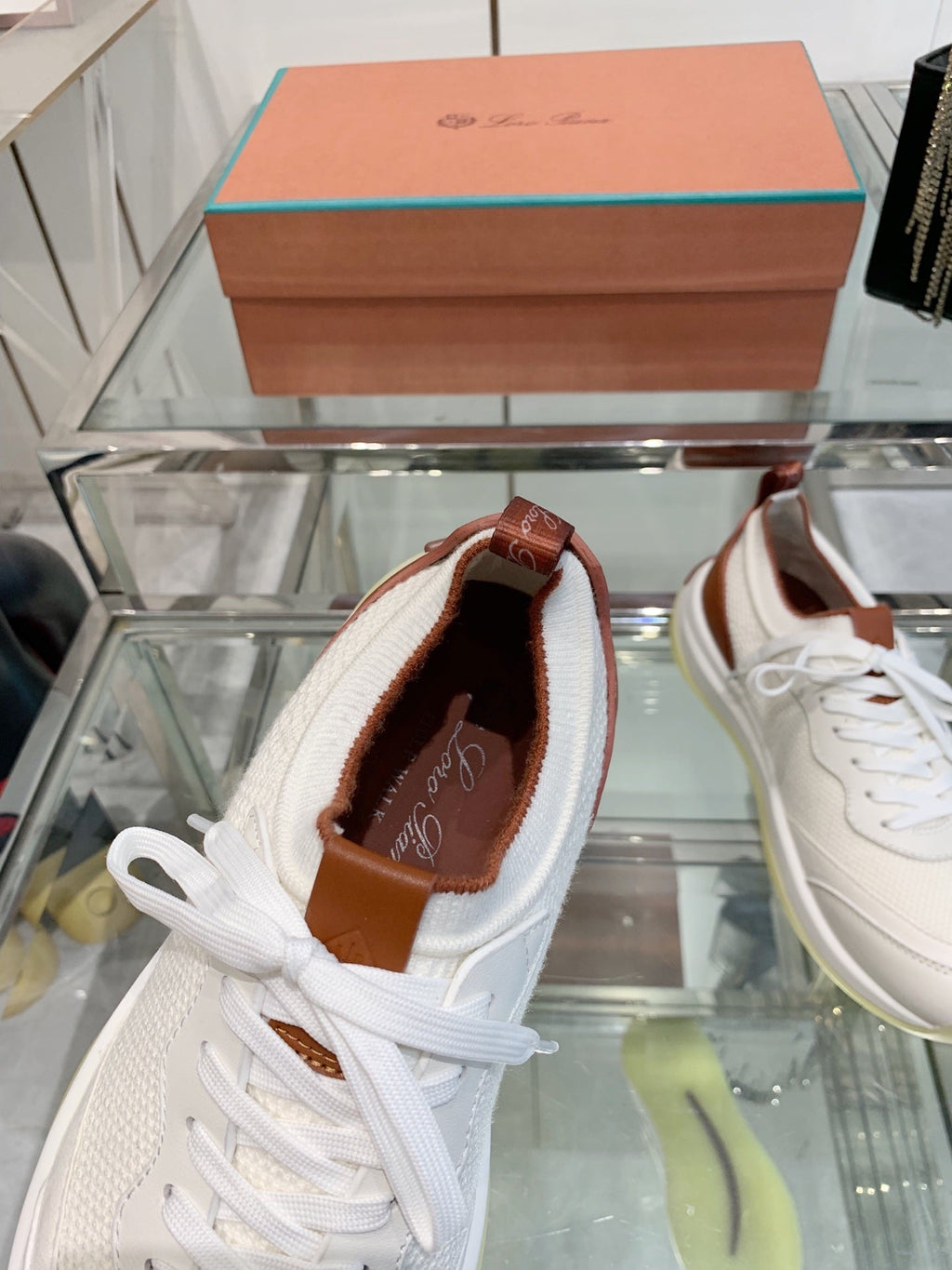 L-Sneakers