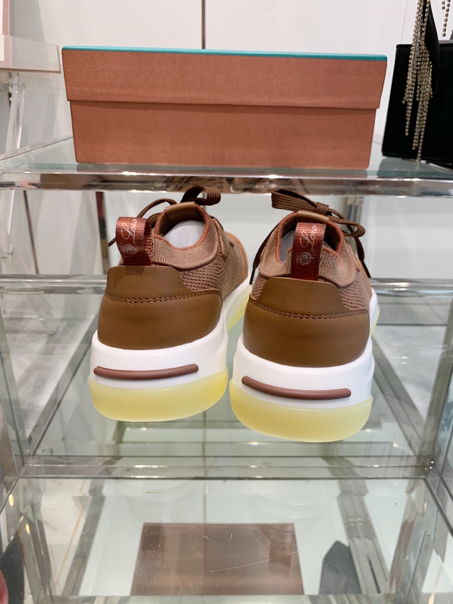 L-Sneakers