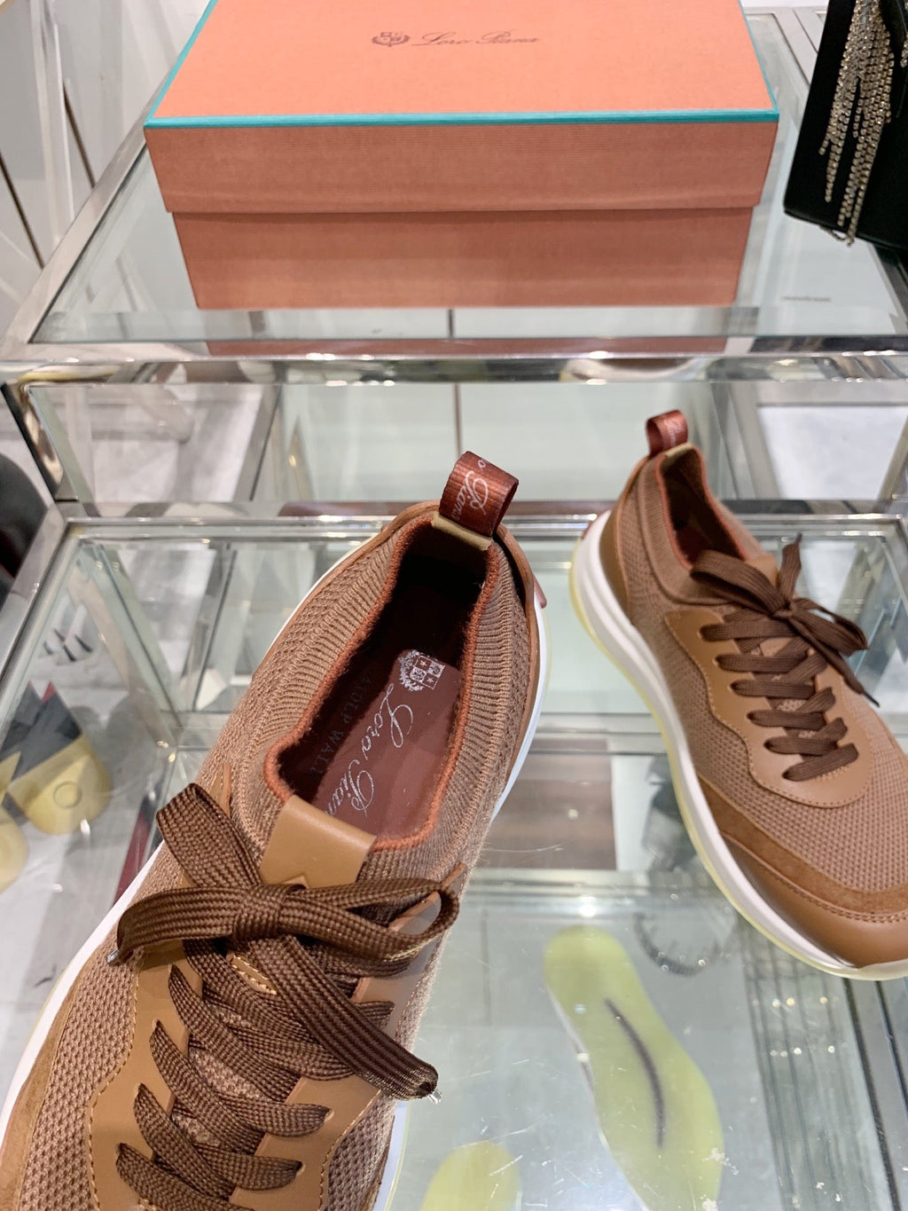 L-Sneakers