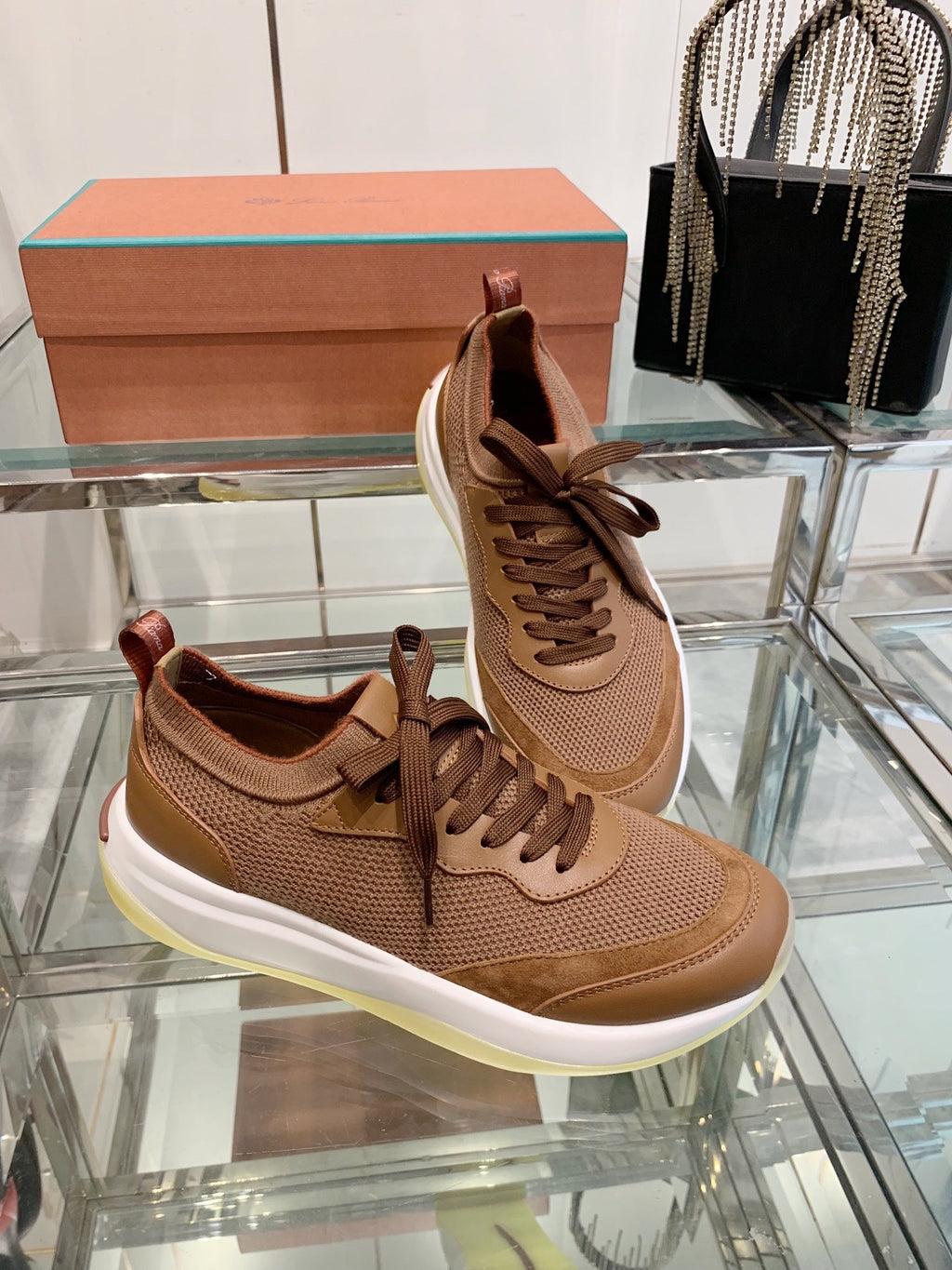 L-Sneakers