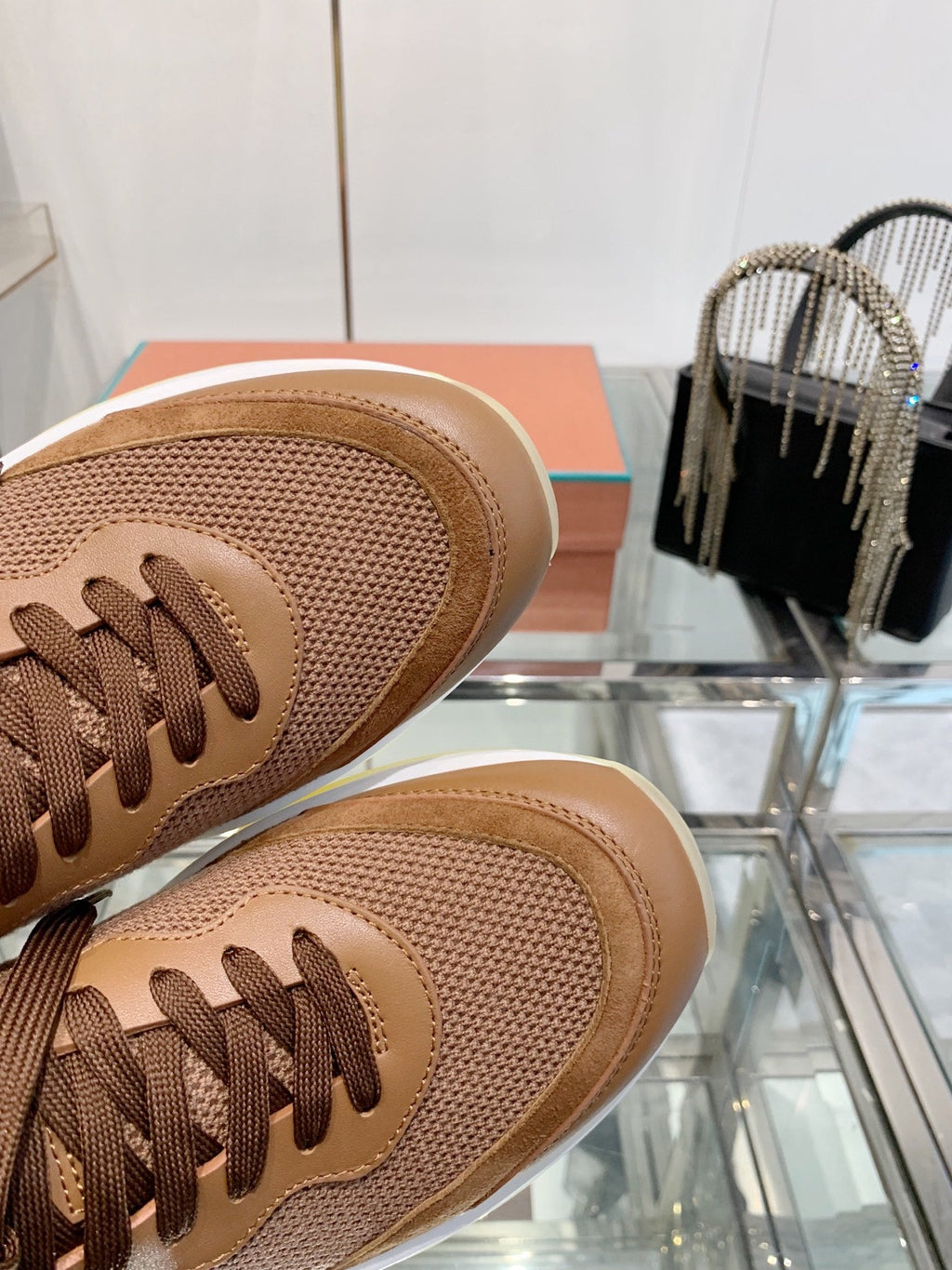L-Sneakers