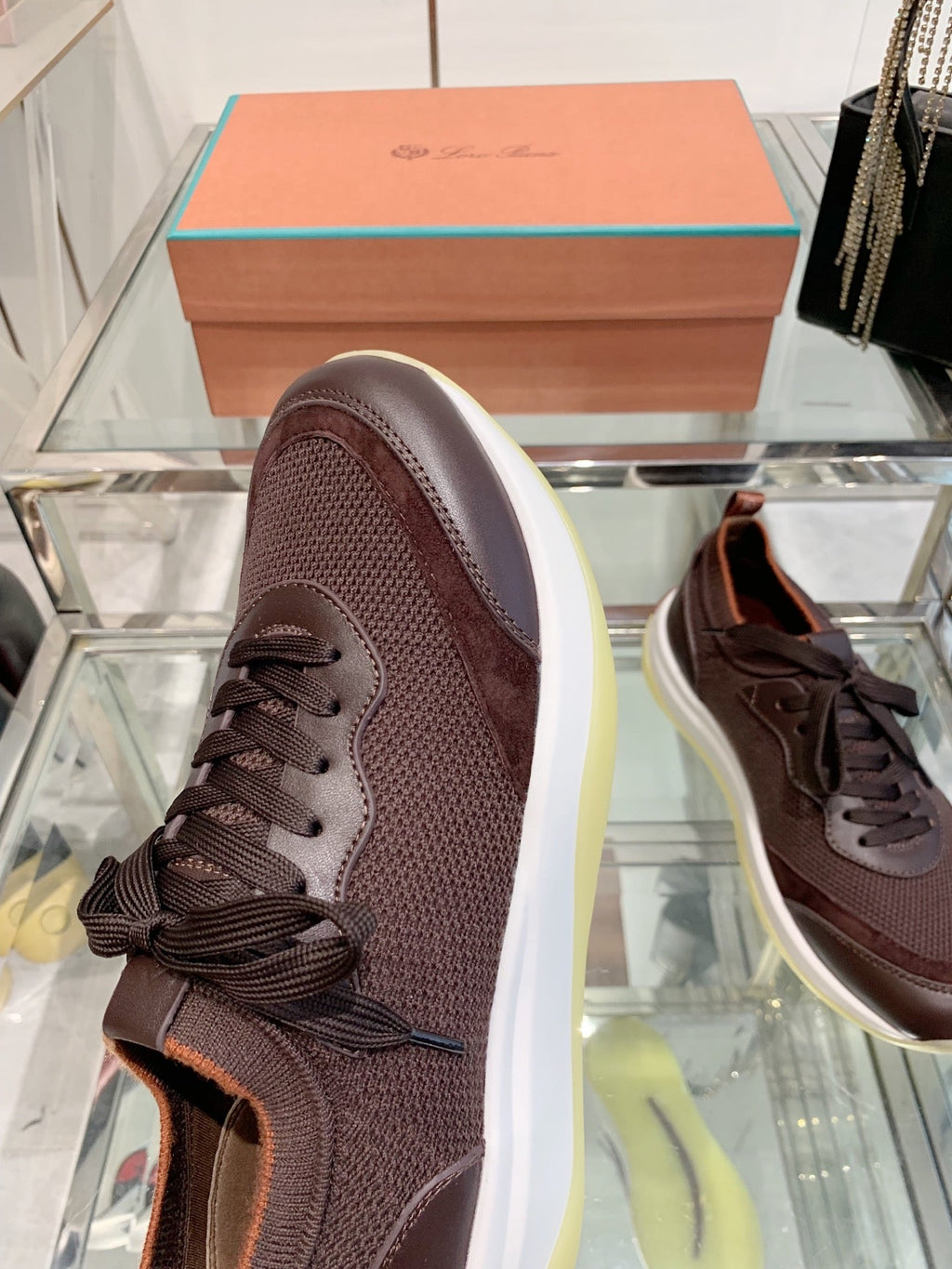 L-Sneakers