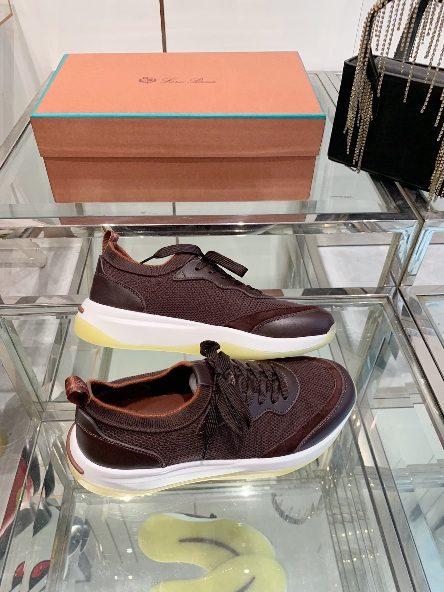 L-Sneakers