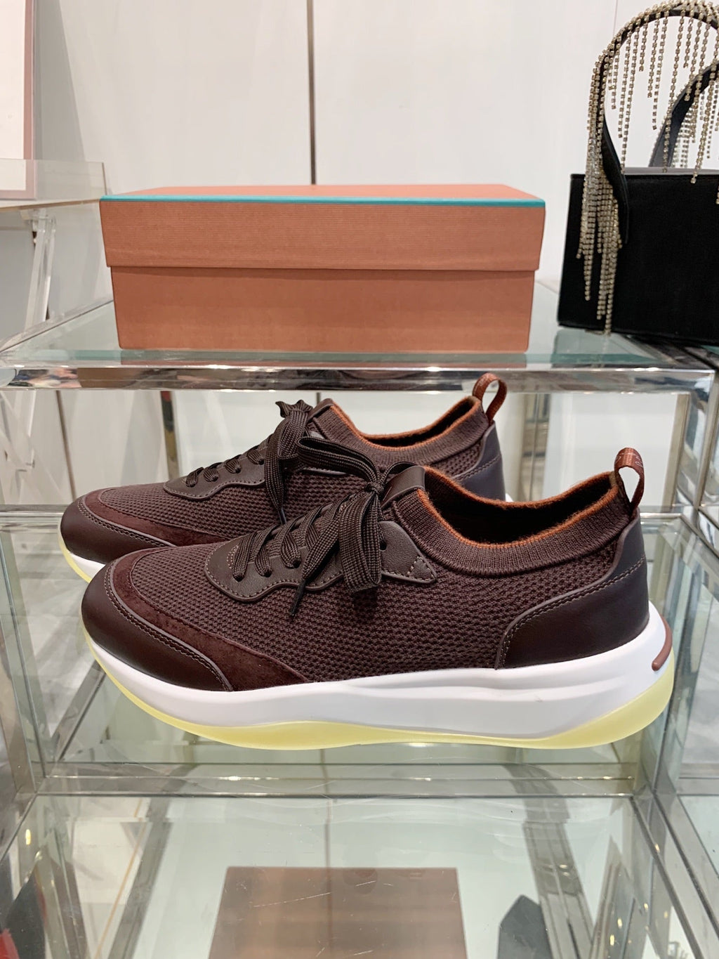 L-Sneakers
