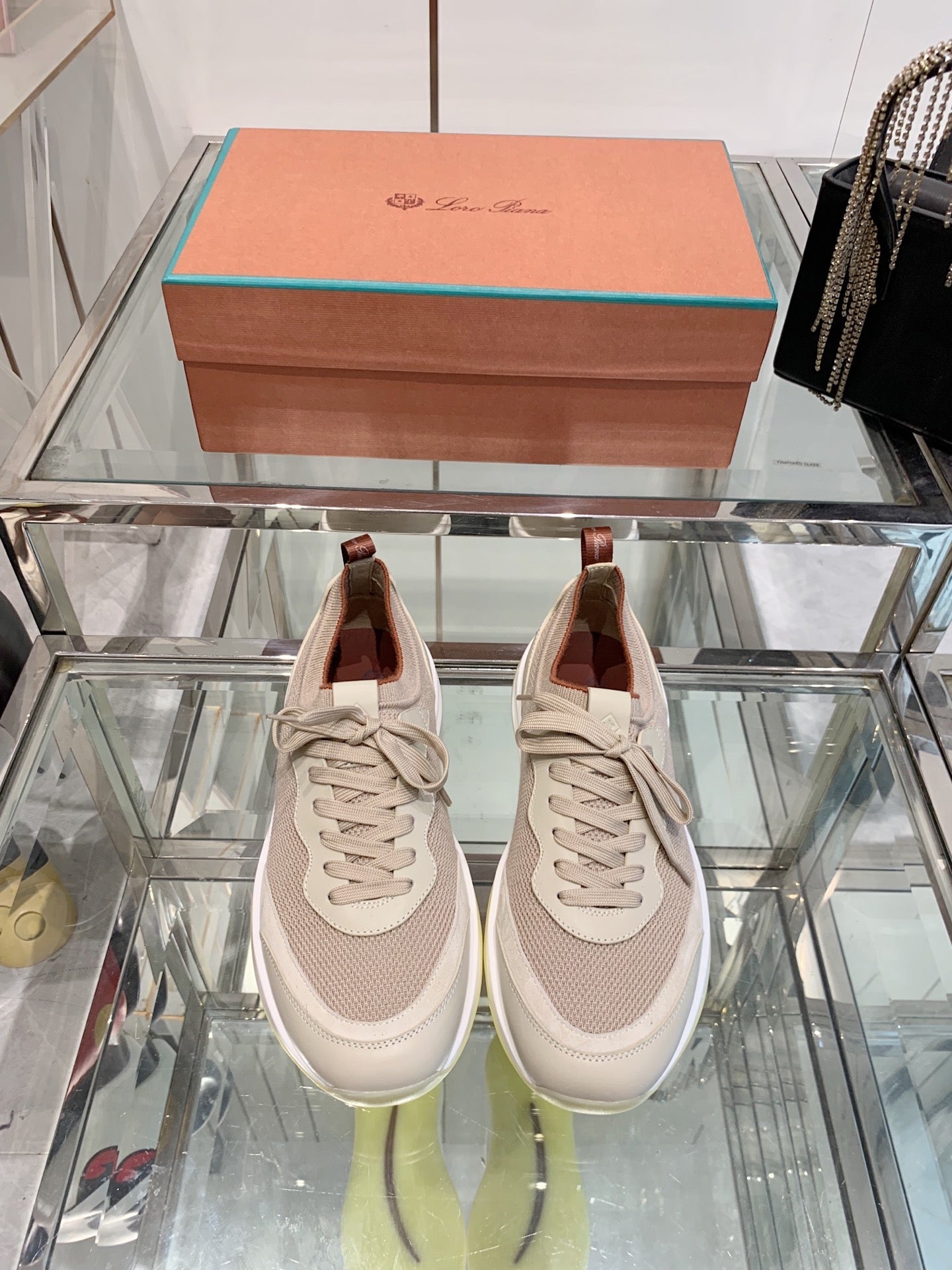L-Sneakers