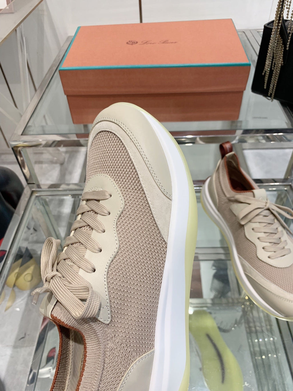 L-Sneakers